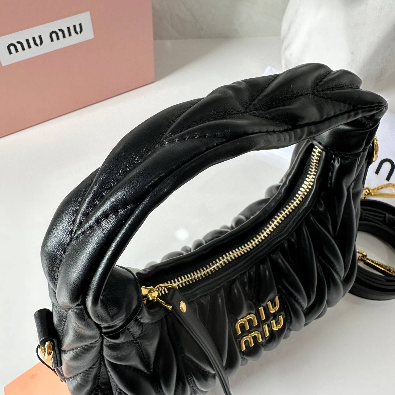 MIU MIU WANDER MATELASSÉ MINI HOBO BAG กระเป๋าถือ/กระเป๋าสะพายข้าง แบรนด์ดังจากอิตาลี ด้วยเอกลักษณ์ความโดดเด่น