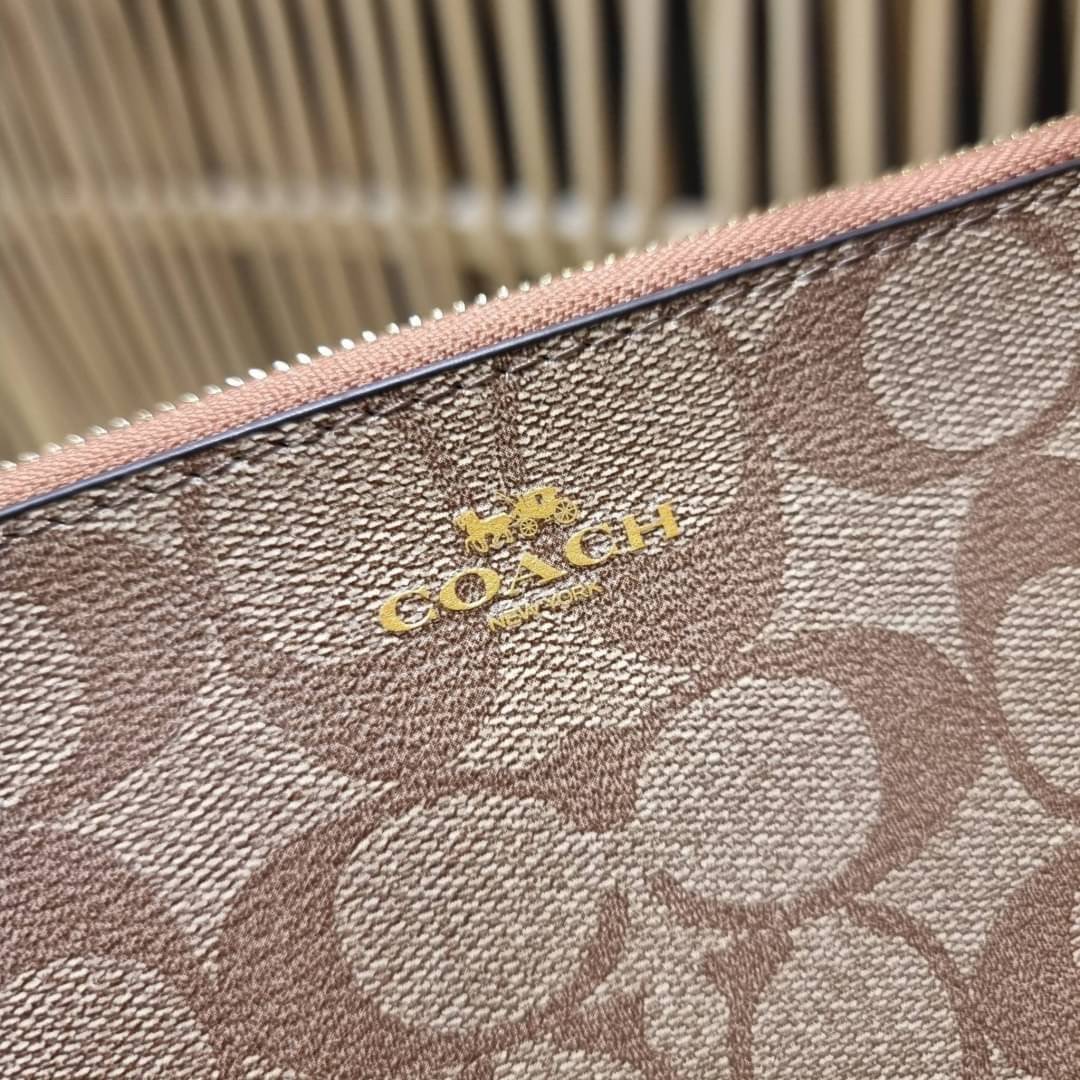 COACH F54057 DOUBLE ZIP WALLET IN SIGNATURE กระเป๋าคล้องมือ size L ใบนี้ใส่มือถือได้ทุกรุ่น ขนาดกำลังดี พกพาสะดวกมากๆ วัสดุหนังสังเคราะห์ ภายในเป็นผ้าสีสวยคม ใส่ธนบัตร ใส่บัตรได้เยอะ ใส่มือถือได้สบายๆทุกรุ่น ตอบโจทย์สาวๆที่ไม่ชอบพกเยอะวุ่นวายจ้า ใบนี้เอาอ