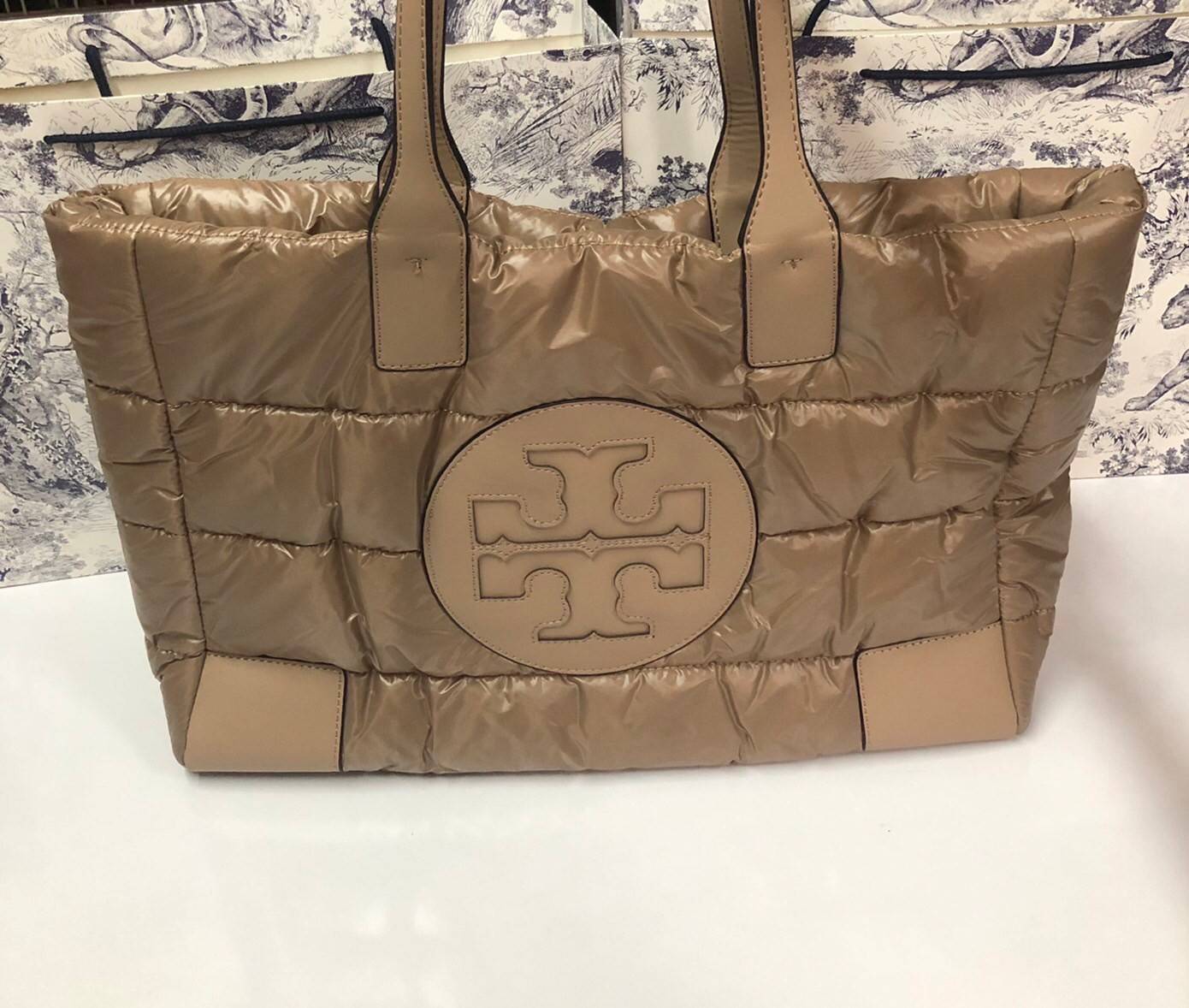 พร้อมส่งที่ไทย TORY BURCH Ella Puffer Tote Bag 40cm กระเป๋าโท้ทใบใหญ่ ภายในโล่งกว้าง จุของได้เยอะ ภาพสินค้าถ่ายจากงานขายจริง ใช้งานต่างประเทศได้