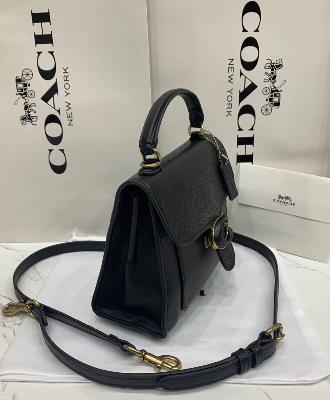 COACH TABBY TOP HANDLE 20 พร้อมส่งที่ไทยค่ะ! กระเป๋าหิ้ว//สะพายข้างได้ หนังแท้อย่างดี กหนึ่งใบทำหนังสองลายได้อย่างสวยงาม พร้อมโลโก้รุ่นใหม่ล่าสุดดูดีมากๆค่ะ เปิดปิดกระเป๋าแบบกดล็อค ภายในมีช่องหลักสองช่อง ใส่มือถือได้ทุกรุ่น;กระเป๋าเงินใบกลางได้;ของจำเป็นจ