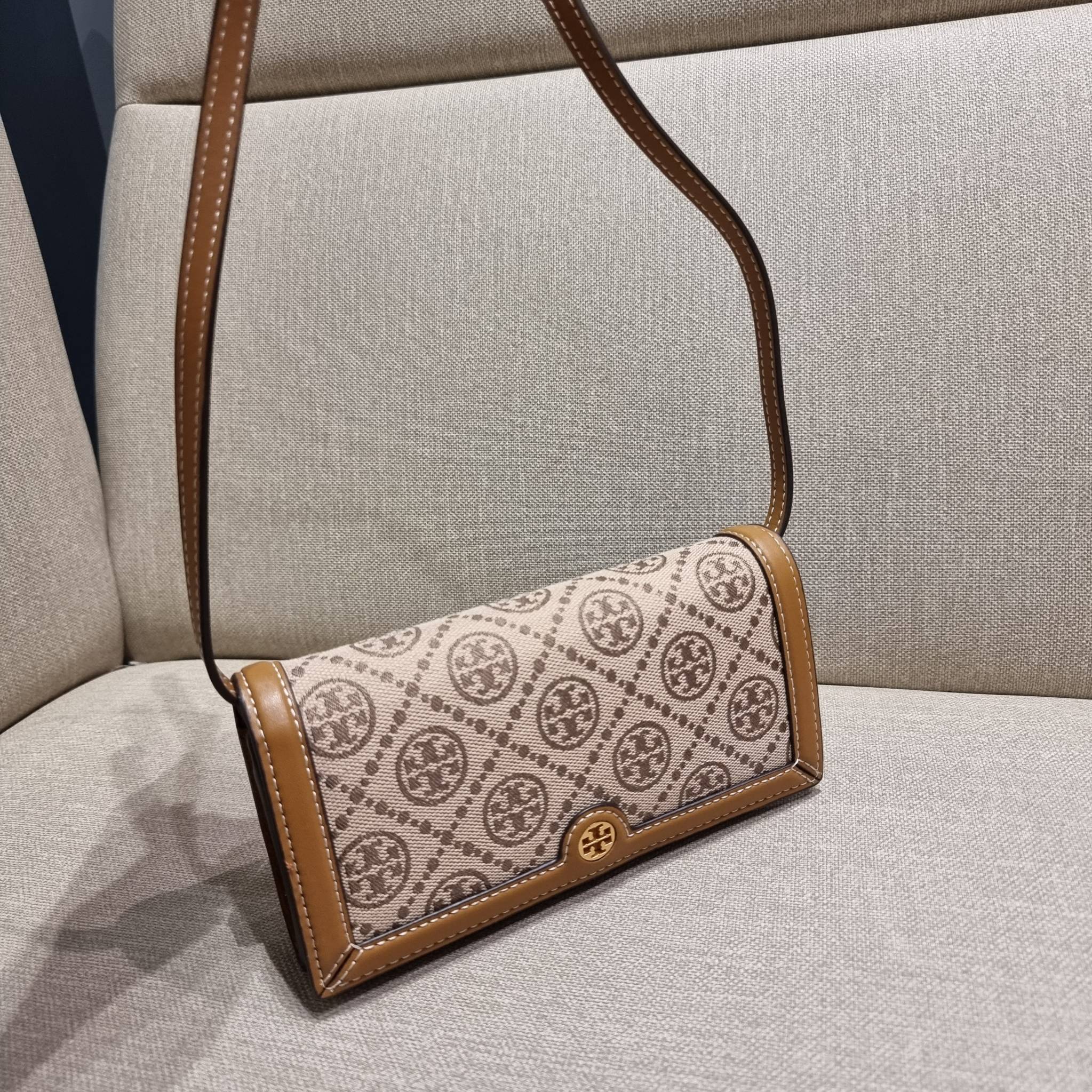 TORY BURCH T MONOGRAM JACQUARD CROSSBODY WALLET best seller ของคอลเลคชั่นนี้ ต้องไม่พลาด กับกระเป๋าสะพายกึ่งกระเป๋าสตางค์ ที่ช่วยให้ชีวิตง่ายขึ้น วัสดุผ้า jacquard ตัดสลับหนังแท้ เปิด-ปิดแบบฝาปิดแม่เหล็ก ภายในใส่ธนบัตรได้ มีช่องใส่บัตร และยังมีช่องซิปอีกด