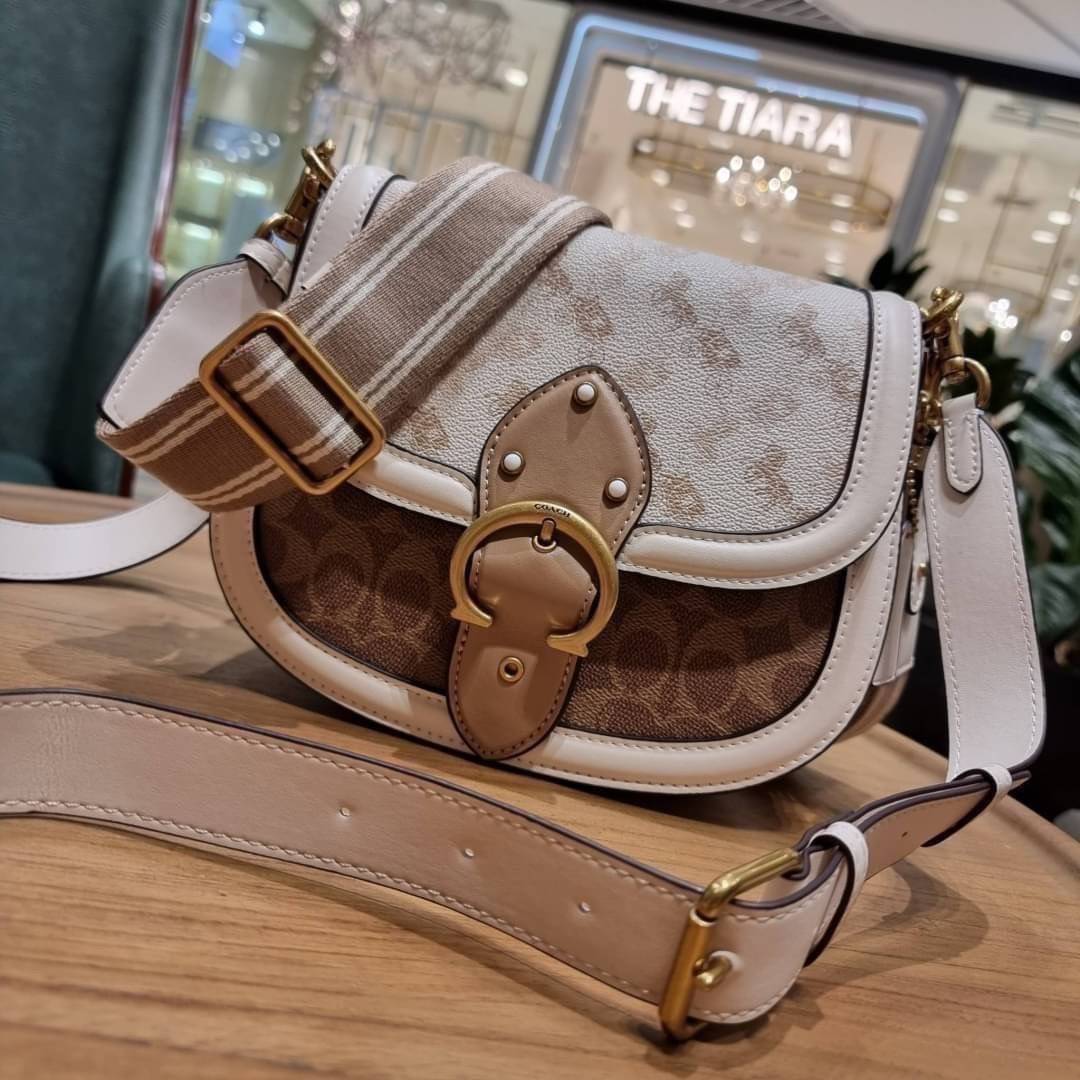 COACH C3837 BEAT SADDLE BAG WITH HORSE AND CARRIAGE PRINT The best item! ที่สาวๆรอคอย! ฮอตไฟลุก! สีหายาก ละมุนคุณหนู คอลเลคชั่นใหม่ ดีไซน์หรูหรา พิเศษมากๆมาพร้อมสายสะพาย 2 เส้น ใช้คู่กันหรือแยกสะพายก็สวยครบสูตร กระเป๋าสะพายทรง saddle คลาสสิค เปิด-ปิดด้วยก
