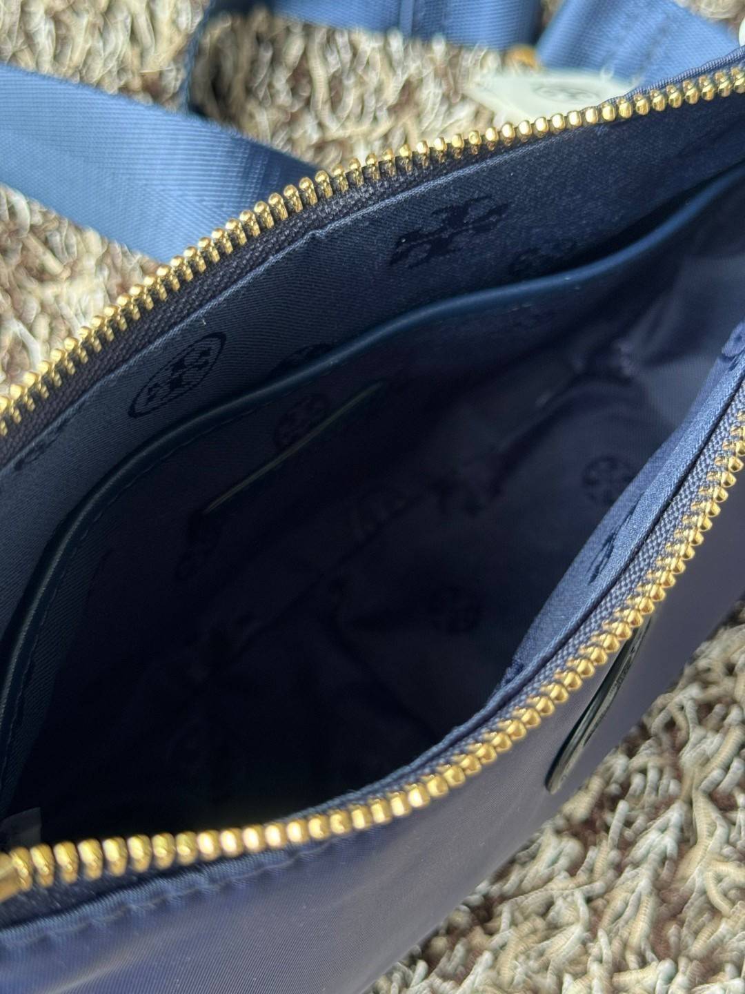 Tory Burch Nylon Web Mini Hobo Bag กระเป๋าสะพายดีไซน์เรียบง่าย น้ำหนักเบา เกรดออริ สลับแท้ 1:1 ใช้งานต่างประเทศได้