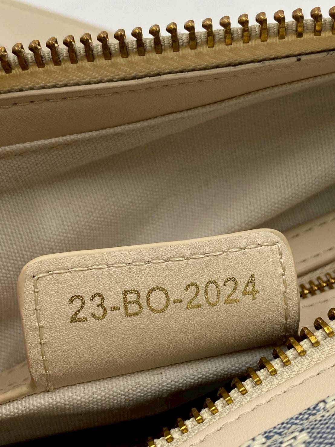 ORI หนังแท้ | DIOR D-Journey Bag กระเป๋าสะพายนิยามใหม่ดีไซน์ทันสมัย โดดเด่นด้วยรูปทรงโฮโบที่มาพร้อมกับดีไซน์ที่นุ่มนวลและทันสมัย พร้อมกับช่องใส่ของแบบติดซิป