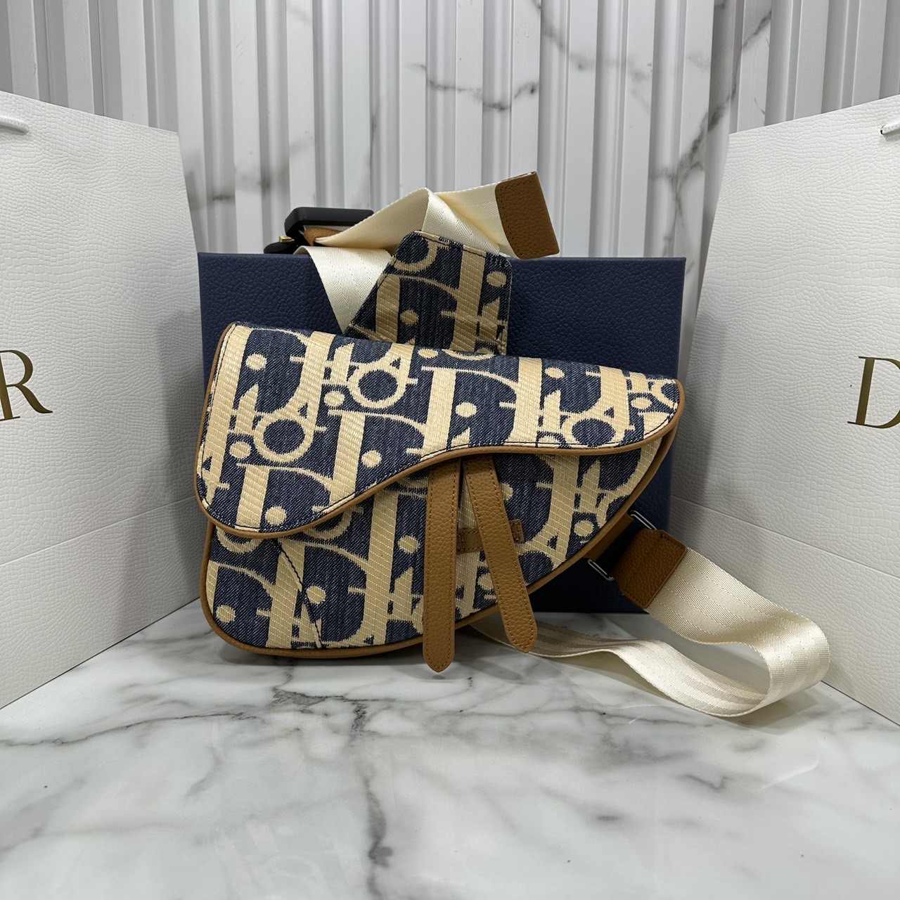 ORI หนังแท้ | DIOR Saddle Bag Blue and Beige Raffia-Effect Denim with Brown Grained Leather กระเป๋าสะพายคาดอก สัญลักษณ์สุดคลาสสิก ผ้าเดนิมลายแจ็คการ์ด Oblique พิมพ์ลายราฟเฟีย นำเสนอรูปแบบใหม่ให้กับไอคอนประจำแบรนด์