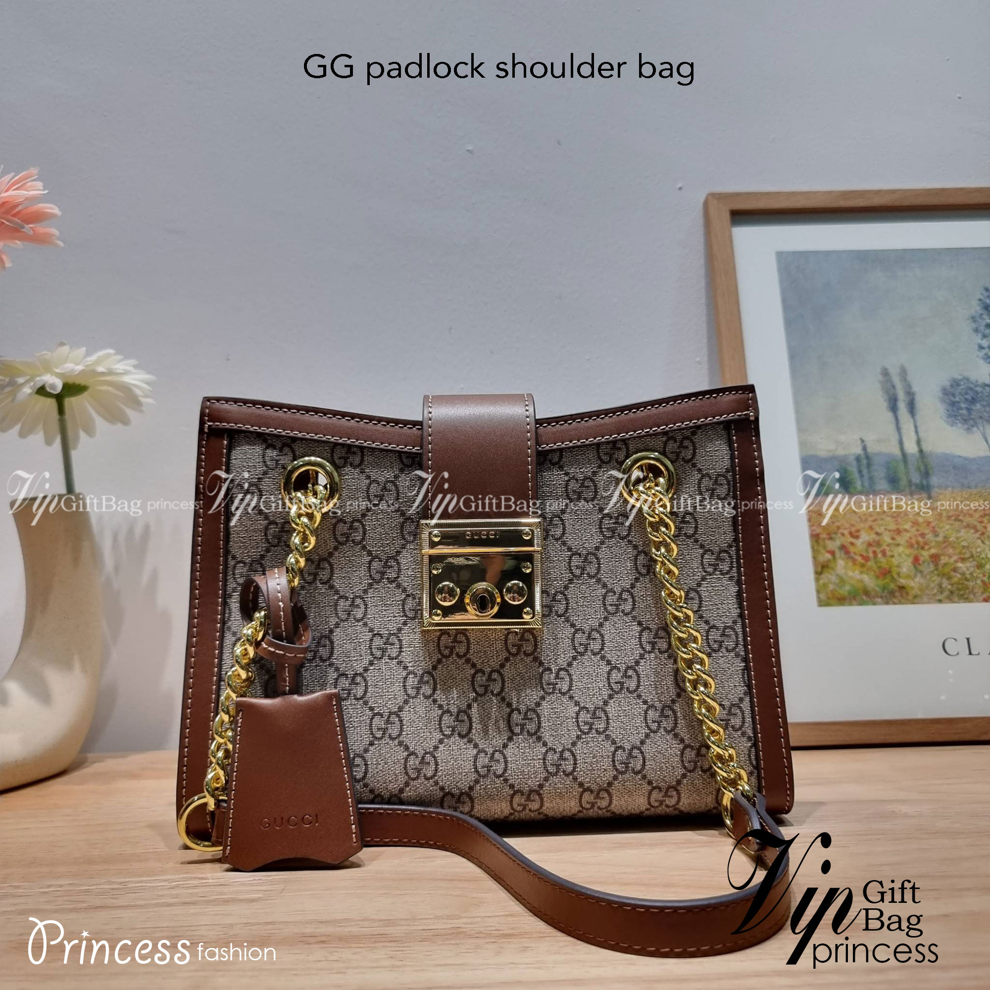 GUCCI padlock shoulder bag กระเป๋าสะพายไหล่ สวยผู้ดี ทรงดี ใช้งานง่าย วัสดุหนังแคนวาส ปากกระเป๋ามีแถบหนังคาดและอะไหล่กดล็อค โดดเด่นและเพิ่มความหรู