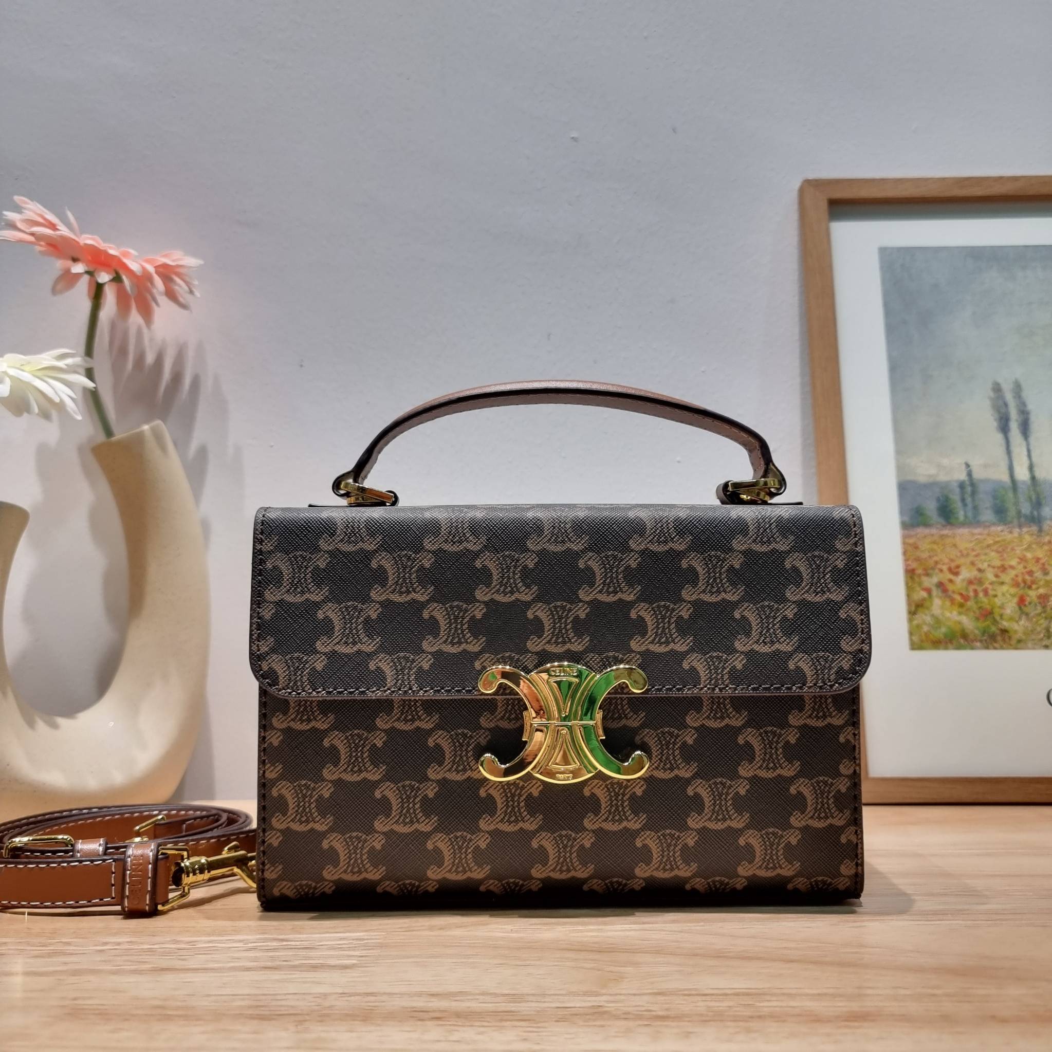 CELINE BOX TRIOMPHE IN TRIOMPHE CANVAS กระเป๋าสะพายสวยอยู่ทรง ดีไซน์เอกลักษณ์ ใช้งานง่ายด้วยอะไหล่กดล็อค วัสดุหนังแคนวาสทนทาน