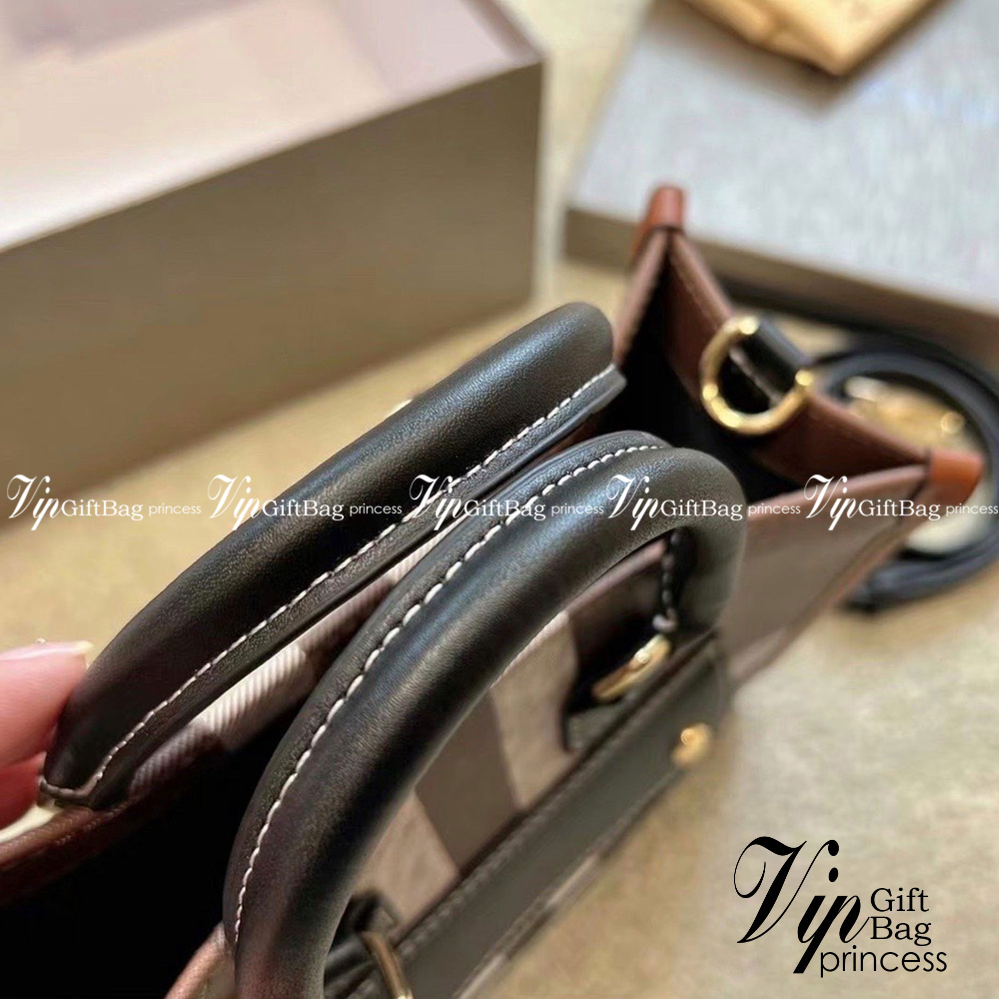 Burberry Check and Leather Mini Freya Tote / BURBERRY Mini Freya tote กระเป๋าสะพายทรงโท้ท โทนสีน้ำตาลดำวินเทจ รุ่นใหม่ล่าสุด ขนาดกำลังดีใช้งานง่าย มาพร้อมสายยาวใช้เป็น everyday look ได้เลยค่ะ