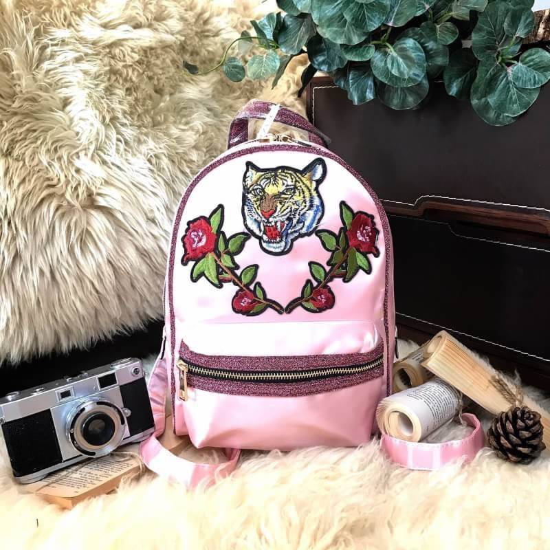 ALDO Grawn Satin Backpack with Tiger&Rose Patches กระเป๋าเป้สะพายหลังจาก ALDO แบรนด์ดังแคนนาดา ดีไซน์สุดชิคปักลายเสือและดอกไม้สวยทั้ง2สี ด้านหน้ามี 1 ช่องซิป เปิดปิดด้วยซิปคู่สะดวกใช้ ภายในมีโลโก้ ช่องซิปและช่องใส่ของ จุได้เยอะ ใส่ ipad ได้ น้ำหนักเบา หูจ