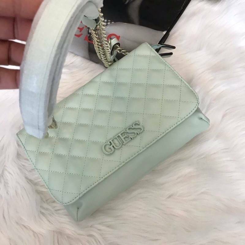Guess Elliana Convertible Flap Over Crossbody กระเป๋าสะพายรุ่นใหม่จาก Guess factory รุ่นนี้สามารถสะพายได้ทั้งสายคู่และสายเดี่ยว สายสะพายโซ่ต่อหนังไม่เจ็บบ่า ด้านหน้าประดับtagโลหะหุ้มหนังถอดออกได้ วัสดุหนังpu ลายตาราง เรียบนิ่ม เปิดปิดกระเป๋าด้วยกระดุมแม่เ