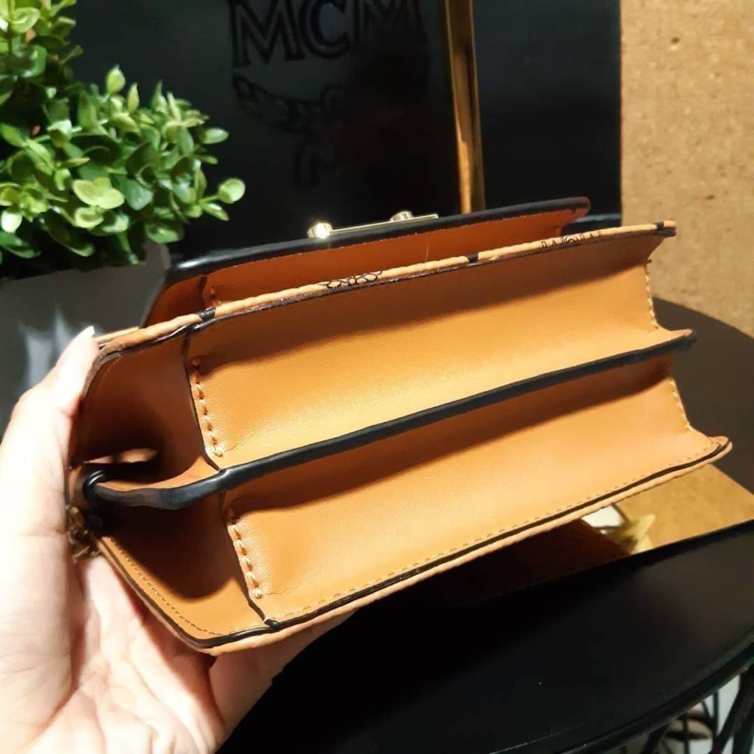 M.C.M MINI PATRICIA CROSSBODY IN VISETOS กระเป๋าสะพายไซส์มินิ เล็กๆแต่ดีเทลยิ่งใหญ่!! เป็นอีกหนึ่งรุ่นที่หรูเกินตัว ด้วยดีไซน์และขนาดพอเหมาะ สาวๆต้องปลื้มแน่นอนใบนี้ วัสดุหนังแคนวาสคุณภาพดีสลับหนังแท้ เปิด-ปิดด้วยตัวกดล็อคอะไหล่ทองสุดหรู ภายในเป็นหนังกลับ