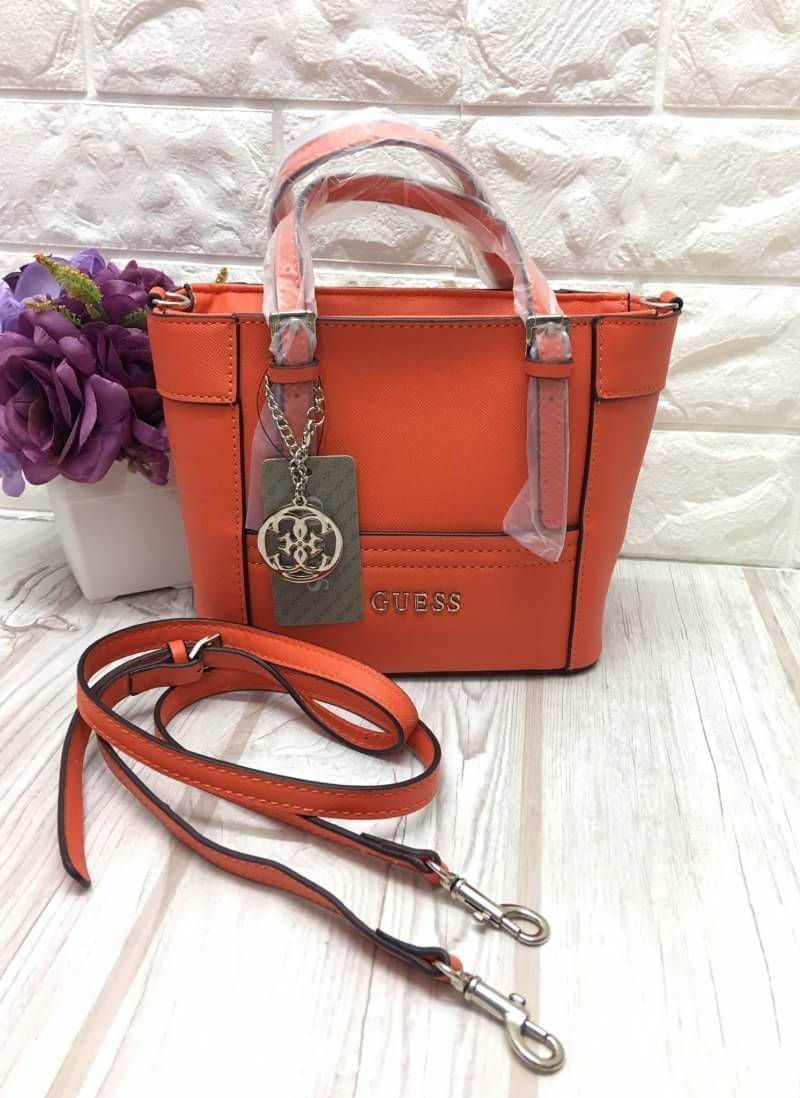 GUESS SAFFIANO MINI CROSS BODY BAG กระเป๋าถือหรือสะพายรุ่นยอดนิยมจาก GUESS หนัง Saffiano สวยอยู่ทรงสไตล์ PRADA ขนาดกำลังดีน้ำหนักเบา ด้านหน้าประดับโลโก้แบรนด์ พร้อมพวงกุญแจโลโก้แบรนด์ห้อยที่หูกระเป๋าสามารถถอดเเยกใช้ได้ เปิดปิดด้วยซิปสะดวกใช้ ภายในมีโลโก้ 