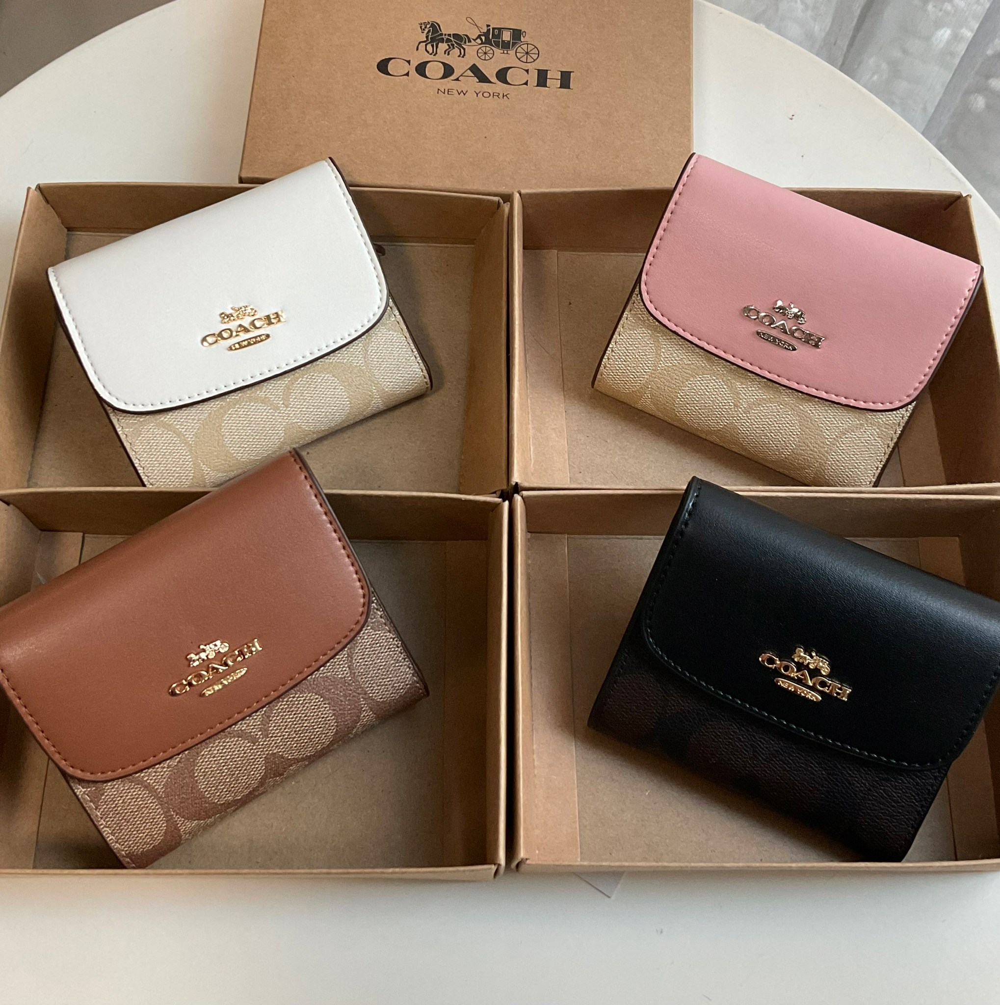 COACH SMALL WALLET IN SIGNATURE CANVAS กระเป๋าสตางค์ใบสั้น แบบพับสามตอน เปิดปิดด้วยกระดุมปั้มแบรนด์ ด้านในมีช่องใส่บัตรหลายช่อง และช่องใส่ธนบัตร ด้านหลังมีช่องซิปเหรียญอีกหนึ่งช่อง น้ำหนักเบา พกพาสะดวก อะไหล่เงาสุดหรู ห้ามพลาดค่ะ!