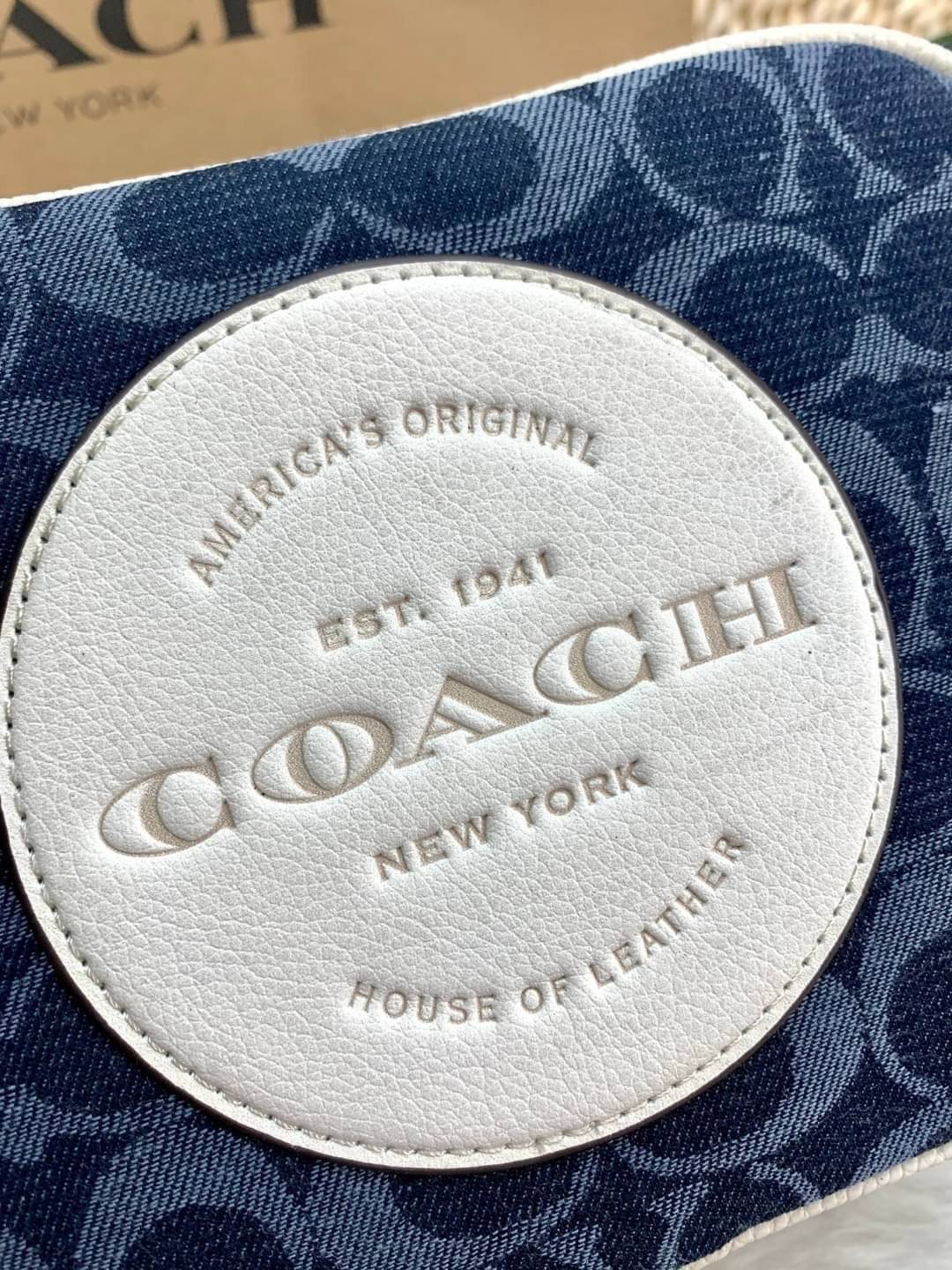 OUTLET 】COACH LADIES GENUINE CAMERA CLASSIC BAG ((2822)) ✔️สินค้าปกติตามเงื่อนไขทั่วไปค่ะ!! พร้อมส่งที่ไทยค่ะ! กระเป๋าสะพายแบบครอสบอดี้ร์ หนังแท้+ผ้าjacquard ทอลายแบรนด์ สวยงามมากๆค่ะ