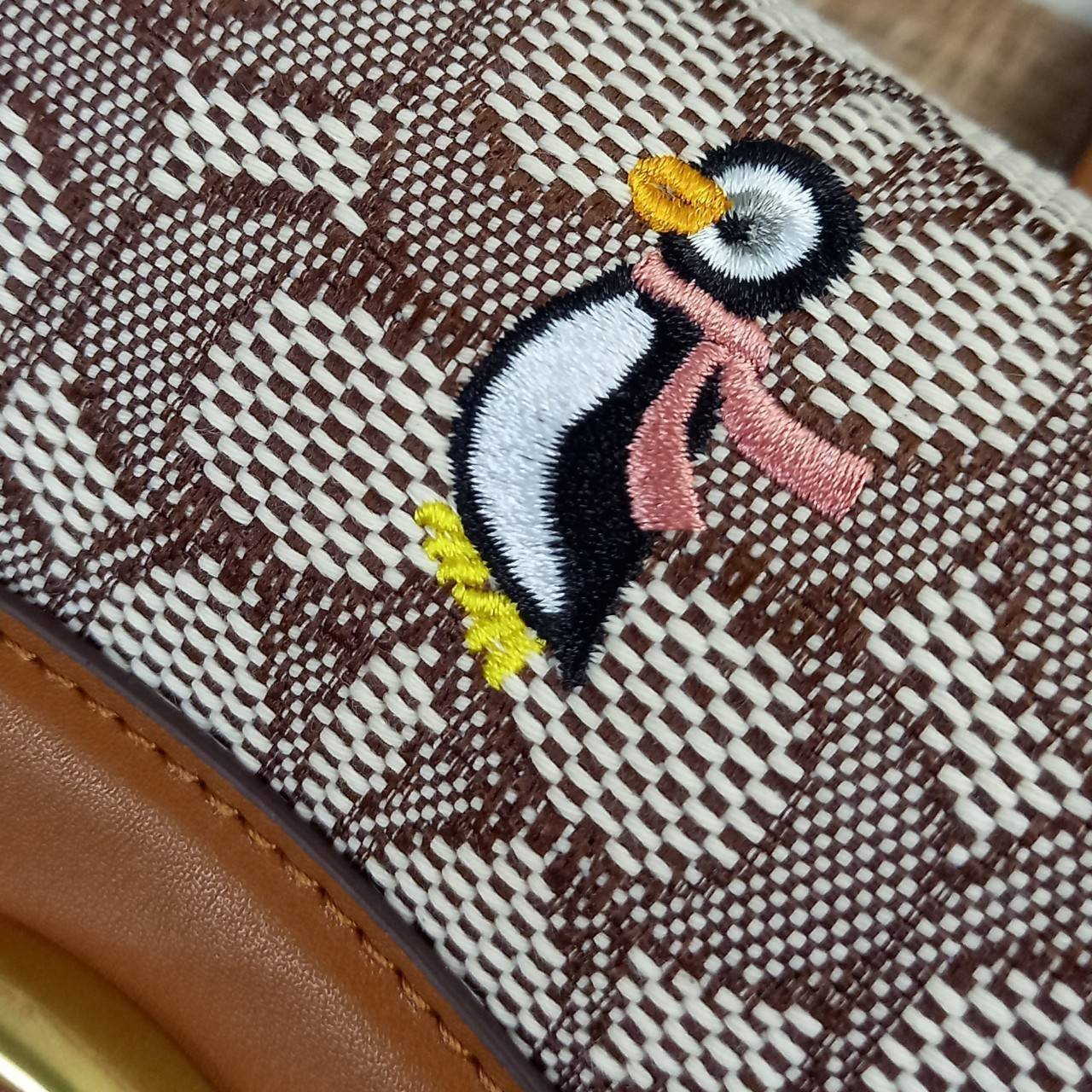 COACH STUDIO SHOULDER BAG IN SIGNATURE JACQUARD WITH PENGUIN MOTIF (C7935) กระเป๋าสะพาย ดีไซน์เฉียบ! สุดคลาสสิค ที่เป็นเอกลักษณ์เฉพาะตัว//วัสดุ JACQUARD พิมพ์ลาย SIGNATURE ผสมหนังแท้ รูปทรงสวย ดีเทลเรียบหรู เพิ่มดีไซน์โดดเด่น ด้วยการปักเย็บ รูปเพนกวินสุดน