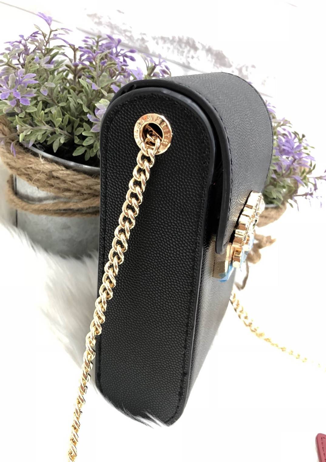 New arrival CHARLES & KEITH EMBELLISHED BUCKLE CLUTCH BAG 2018 พร้อมส่งรุ่นใหม่ล่าสุด กระเป๋าสำหรับใส่มือถือ หรือสัมภาระจุกจิก วัสดุลายหนังคาเวียร์ ด้านหน้าแต่งดีเทลหรูด้วยเม็ดพลอยอะไหล่ทองค่ะ เปิดปิดกระเป๋าแบบกดล้อค (กดปุ่มเข้าหากัน) ด้านในโล่ง สามารถใส่