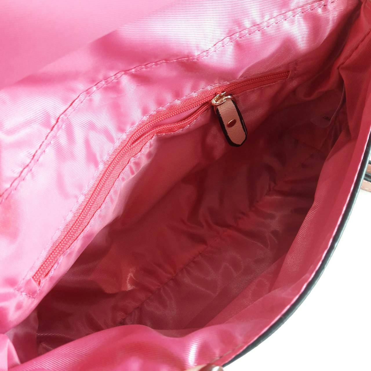 VICTORIA SECRET CLUTH & CROSSBODY BAG กระเป๋าสะพายข้าง แบบเรียบหรู วัสดุทำจากหนัง PU น้ำหนักเบา ด้านในมีช่องใส่ของหลักพร้อมช่องซิป ด้านหลังมีช่องเล็กอีก 1 ช่อง สายสะพายสามารถถอดออกหรือปรับระดับได้ ด้านในใส่กปต.ยาว + มือถือได้ทุกรุ่น ใบนี้แนะนำเลยค้า