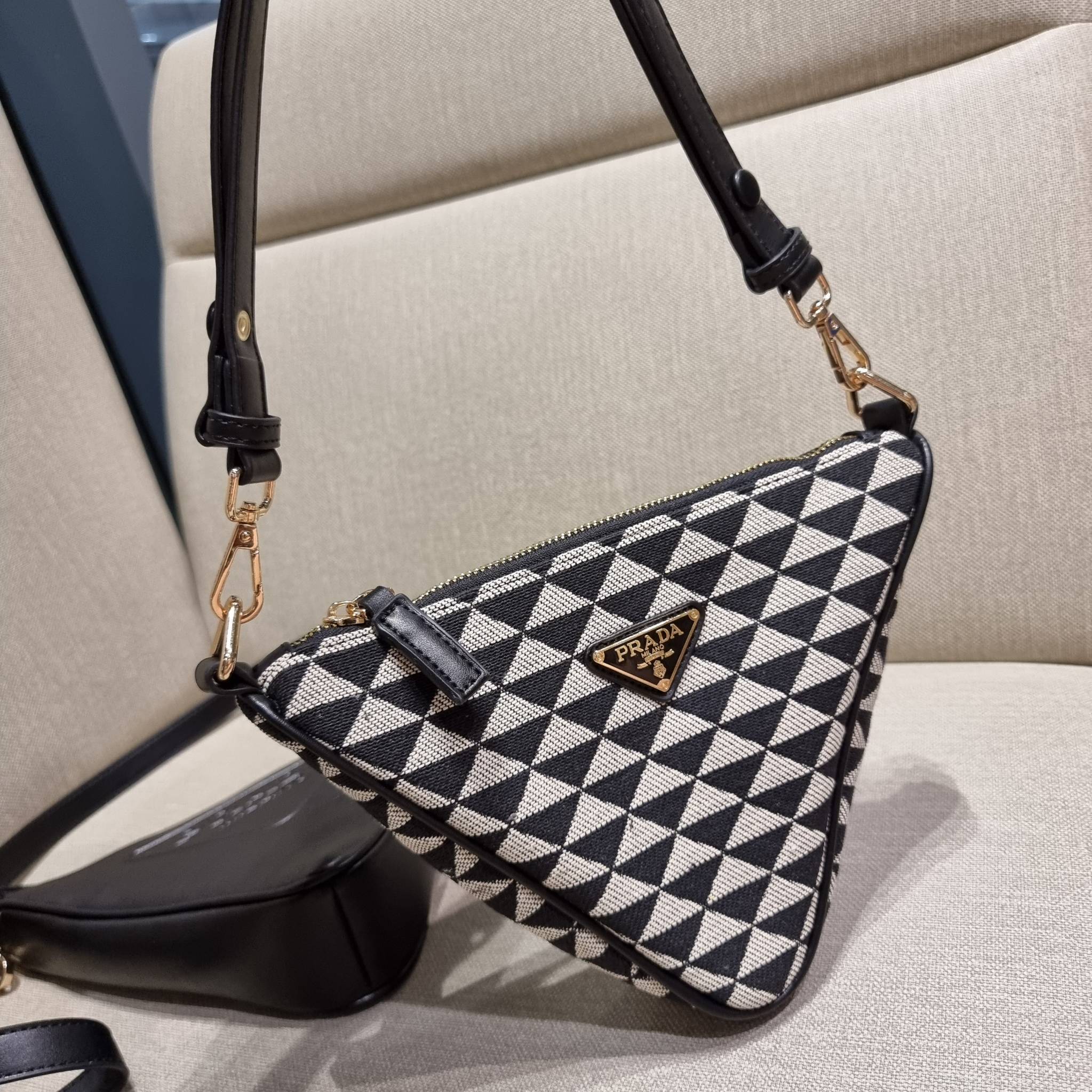 PRADA TRIANGLE BAG ล้ำกว่าใคร ใหม่กว่าใคร ไม่ต้องรอพรีฯ กระเป๋าสะพาย ดีไซน์ทรงสามเหลี่ยม ชิคๆคูลๆ ไม่มีใครเหมือน มีมาให้ถึง 2 ชิ้น วัสดุผ้า jacquard และหนังแท้ สวยคู่ สลับใช้ได้หลากหลายมากๆ เพราะยังมีสายสะพายมาให้อีกถึง 2 เส้น เกี่ยวคู่กันสะพายเท่ๆ หรือแย