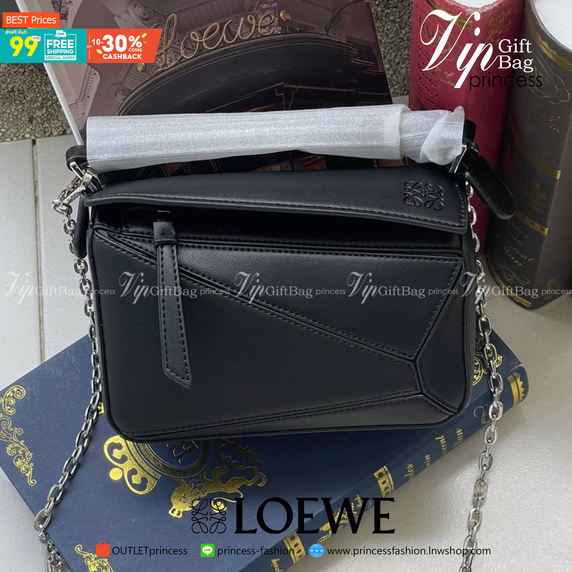 Loewe Nano Puzzle bag in classic โลเอเว่ (LOEWE) อีกหนึ่งกระเป๋าแบรนด์ดังจากสเปน ภายใต้คอลเลคชั่นใหม่อันร่วมสมัยของแบรนด์ มีความเป็นคลาสสิคและโมเดิร์นทันสมัย กระเป๋าที่มาในรูปแบบสี่เหลี่ยมผืนผ้า ที่สามารถใช้งานได้ทั้งแบบหูหิ้ว และแบบ Crossbody ด้านในมีช่อ