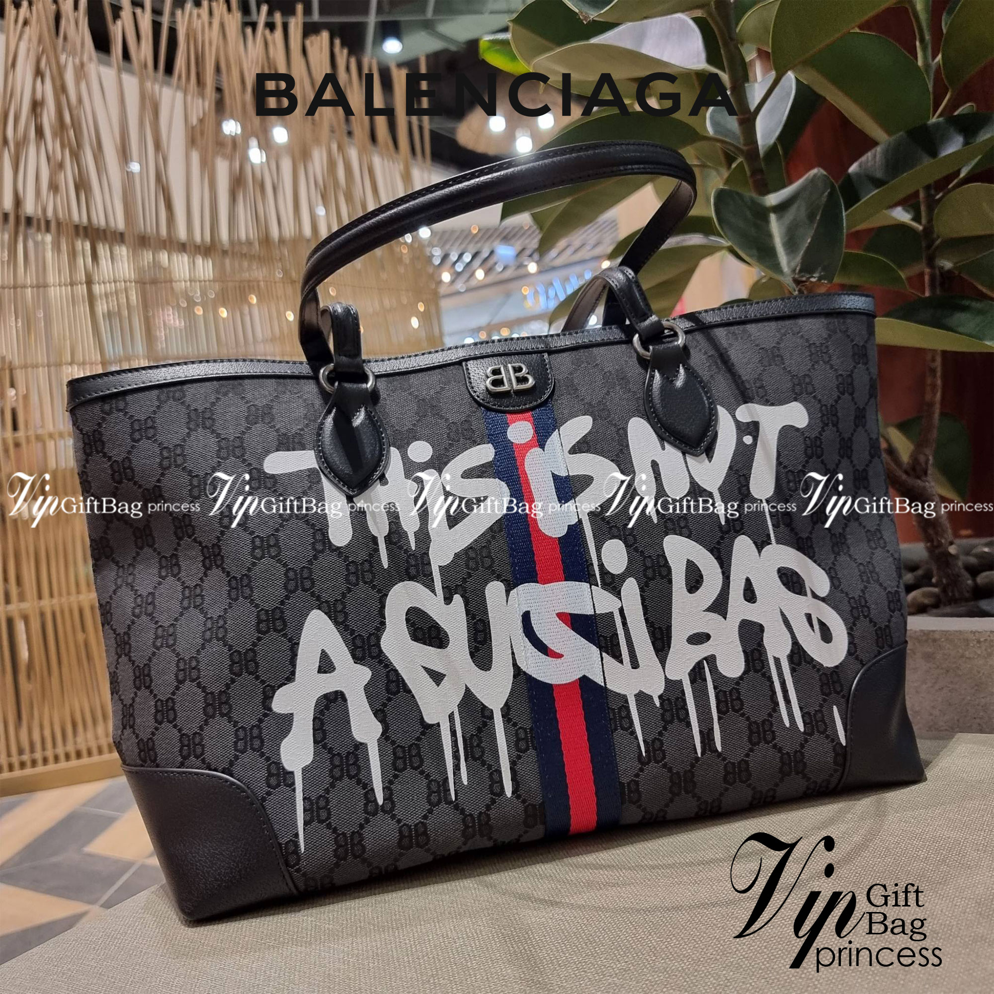 GG×BALEN MEDIUM OPHIDIA TOTE สุดครีเอท กับกระเป๋าช้อปปิ้งทรงโท้ท ใบใหญ่ สุดคุ้ม!! โดดเด่นด้วยลวดลายเพ้นท์กราฟฟิตี้ วัสดุผ้าแคนวาส ตัดแต่งเล่นขอบด้วยหนังแท้ ภายในโล่งกว้างมาก ใส่ของได้สบาย หิ้วไปเที่ยวต่างจังหวัด สะพายไปต่างประเทศตามใจ!! เลิศตรงที่ดีไซน์ใบ