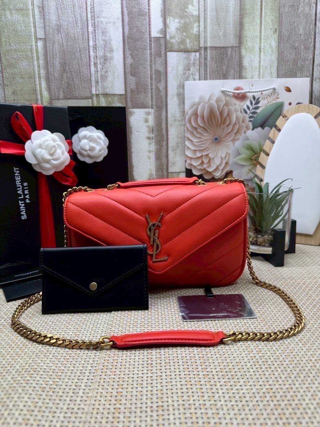 ORI หนังแท้ | YSL LOULOU small in MATELASSÉ กระเป๋าสะพายสายโซ่าีทองหรูหรา งานหนังแท้เนื้อนุ่มตะเข็บเย็บลายเชฟรอนสวยหรูโดดเด่นเป็นเอกลักษณ์ 🤍 เกรดออริจินอล หนังแท้