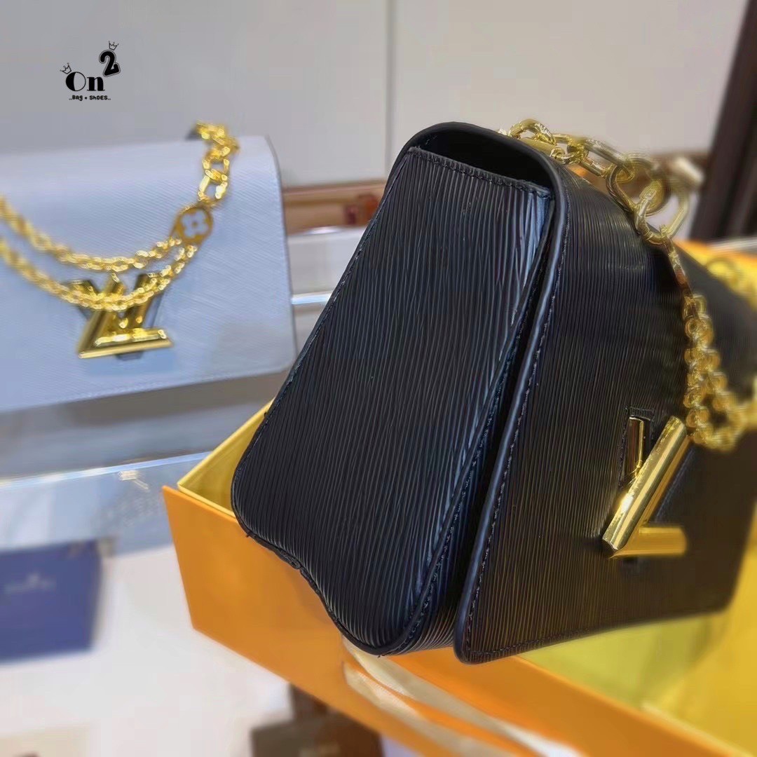 LOUIS VUITTON Twist MM Epi Leather Handbags / LV Twist MM หนัง Epi ลายเกรน ตัวล็อก LV Twist สีทองไอคอนิกช่วยเติมเต็มความสมบูรณ์แบบให้กับกระเป๋าได้อย่างลงตัว เหมาะสำหรับการใช้งานเป็น everyday bag หรือถือออกงานก็สวยเลยค่ะ