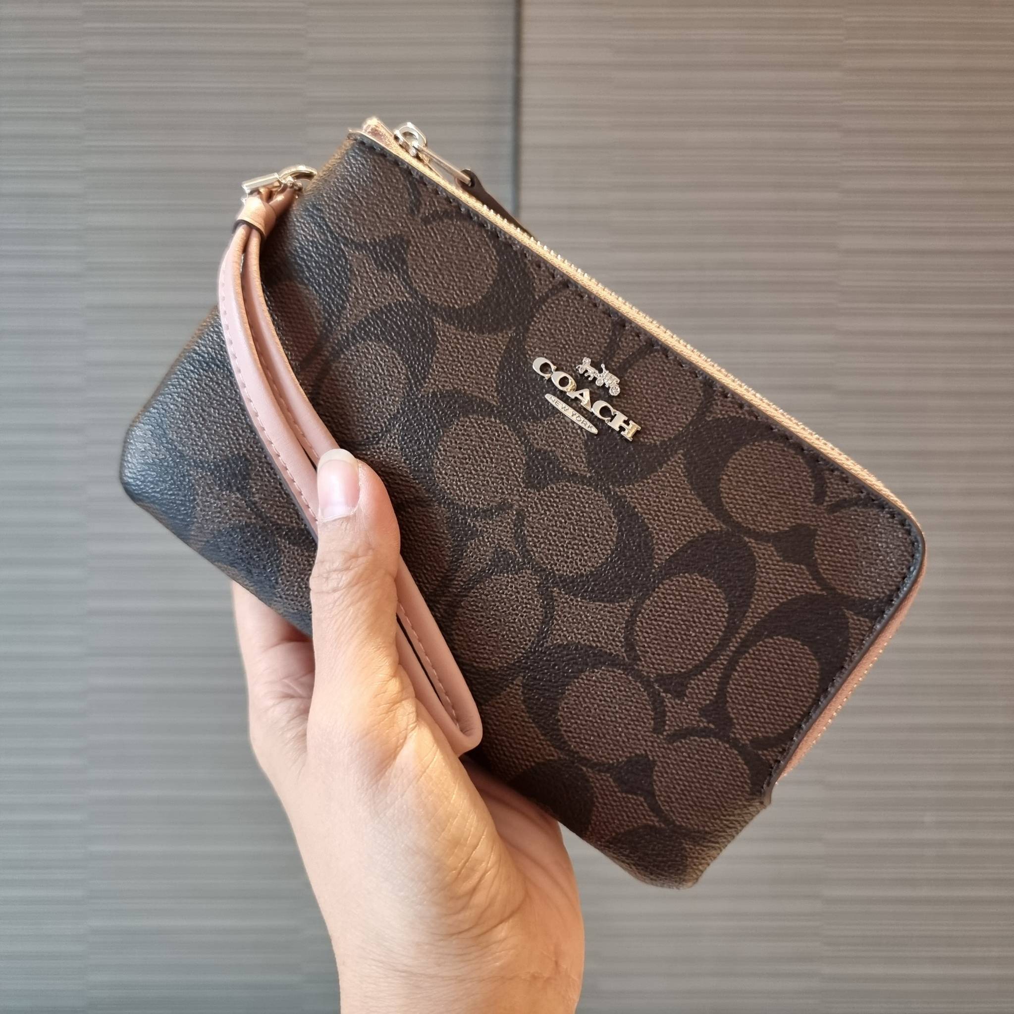 COACH F87591 DOUBLE CORNER ZIP WALLET IN SIGNATURE COATED CANVAS คล้องมือรุ่น 2 ซิป!! มาแล้วจ้า 🌟🤗 ไซส์นี้คือเหมาะมือจริงๆ พกง่ายเช่นเคย ไม่ต้องกังวลว่าจะเกะกะหรือกินพื้นที่กระเป๋าหลัก วัสดุหนังแคนวาสเคลือบลาย มีช่องหลักแยก 2 ช่อง ภายในบุผ