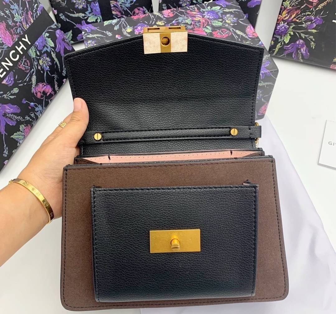 หนังแท้ Givenchy GV3 Bag 9” สวยหรู ดูเป็นคนมีเทสดีเลยค่าา ดีไซน์คือสวยมีคลาส มีระดับสุดๆ พร้อมสายโซ่อะไหล่ทอง ละมุนตามากค่าา รุ่นนี้ขายดีมาก ได้มาน้อยด้วยนะคะ สาวๆ รีบจับจอง อย่าคิดนาน ราคานี้กับคุณภาพถือว่าคับแก้วมั๊กมากกกก ไม่ซื้อทนไหว ^^