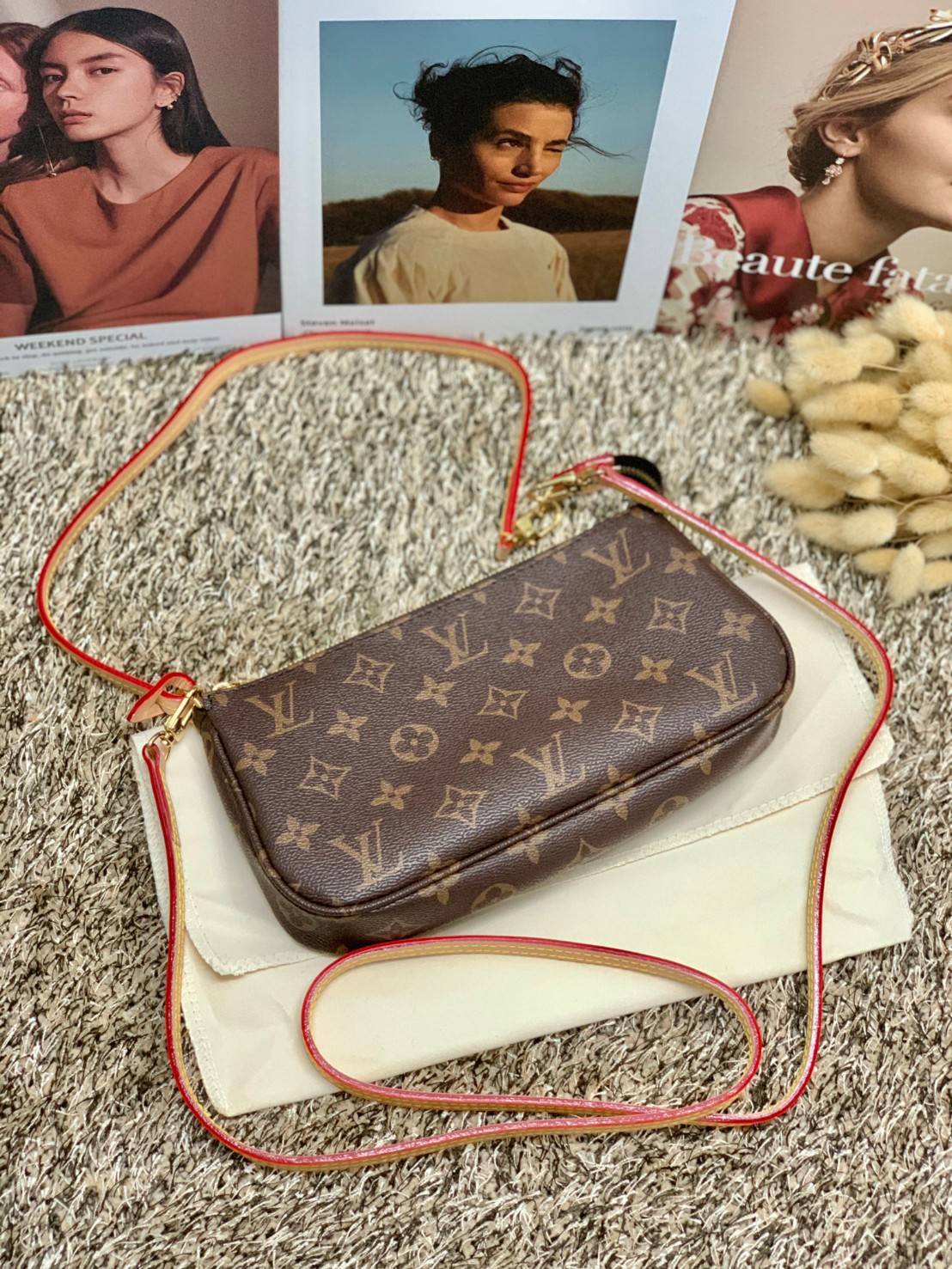 น้องน่ารักน่าใช้มากๆค่ะ LOUIS VUITTON POCHETTE ((Premium Gift Lv)) กระเป๋าหิ้ว//คล้องไหล่//สะพายข้าง//หรือถือแบบคลัท ชิลๆได้เลยค่า หนังแกะแท้นิ่มสวย เปิดปิดกระเป๋าแบบซิป ภายในสามารถใส่กระเป๋าเงินใบกลางได้; มือถือได้;พาสปอร์ตได้;ของจำเป็นจุกจิกสาวๆได้เยอะเ