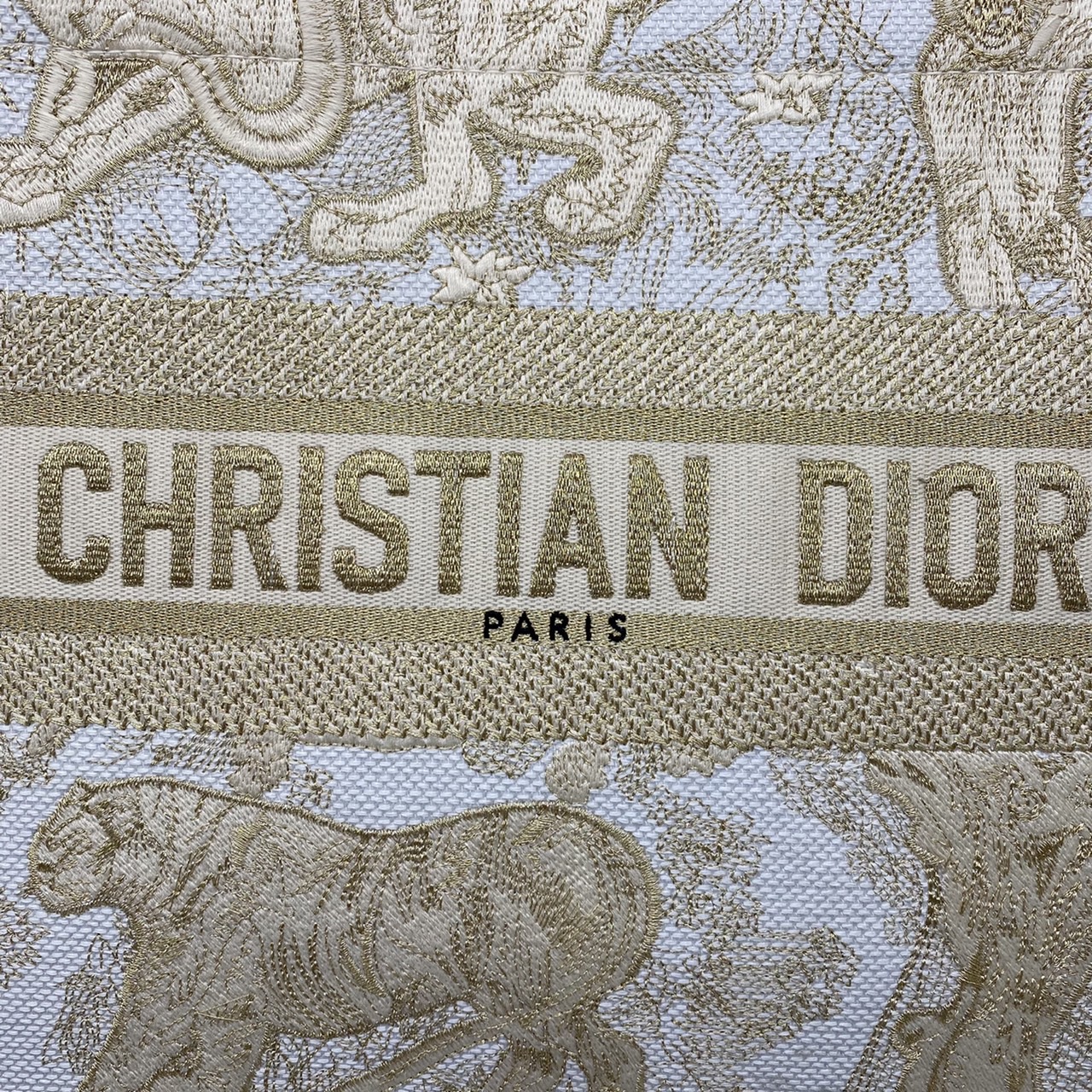 CHRISTIAN MEDIUM DIOR BOOK TOTE เอกลักษณ์ของความหรู เป็นทางช็อปปิ้งBag ที่ต้องมี ภายในโล่งกว้างมาก ใส่ของแบบแน่นๆ จุๆไปได้เลย น้ำหนักเบาสบาย งานออริปักขึ้นรูปสวยมาก มี code stamp พร้อมส่งที่ไทย ภาพสินค้าถ่ายจากงานขายจริง ใช้งานต่างประเทศได้ค่ะ