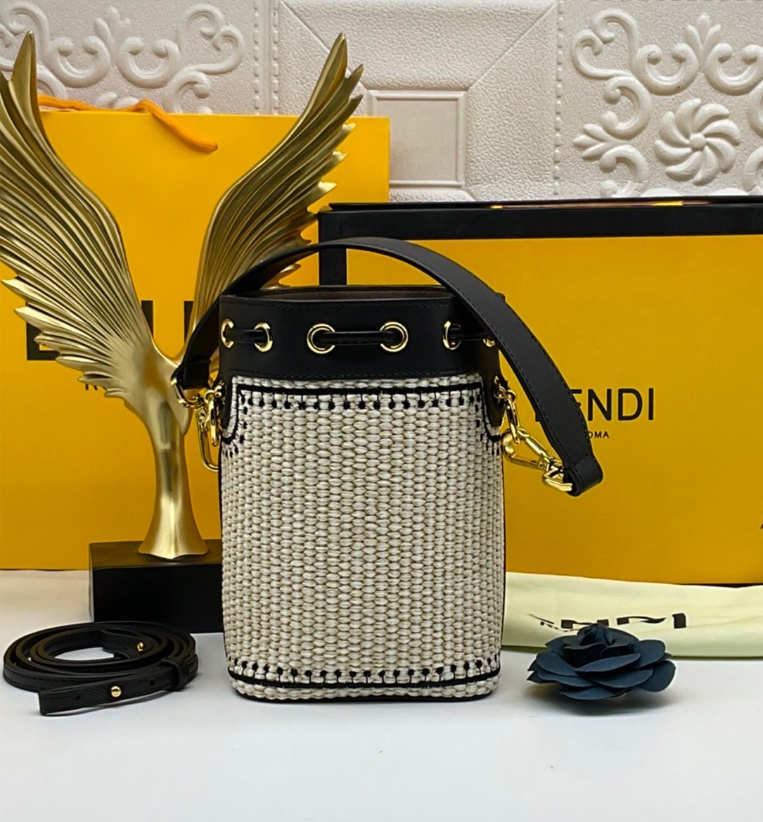 FENDI Mon Tresor Beige and black straw mini bag / Mon Tresor bucket bag made of natural-coloured woven straw with a moss-stitch effect, with black straw Fendi lettering. กระเป๋าสะพายทรงบัคเก็ตมินิน่ารัก อะไหล่ปั้มแบรนด์สีทอง Rare items เด็ดๆแบบนี้ห้ามพลาด