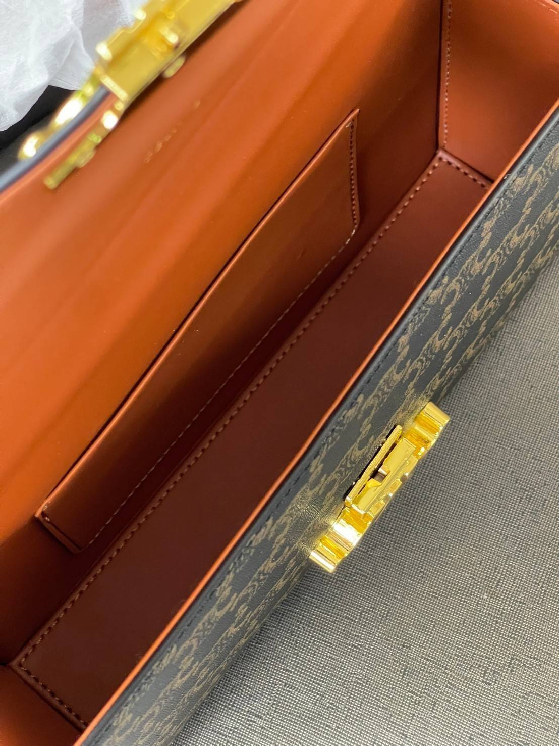 Celine Triomphe shoulder handbag Bag / Celine box triomphe in Natural Calfskin Tan กระเป๋าสะพายเรียบหรูและดูทันสมัยใบนี้ออกมา ให้คุณเลือกสะพายในชีวิตประจำวันเข้ากับการแต่งตัวสบาย ๆ หรือถอดสายถืงออกงานปาร์ตี้สังสรรค์ ก็ช่วยให้คุณดูโดดเด่นได้เช่นกัน นอกจากน