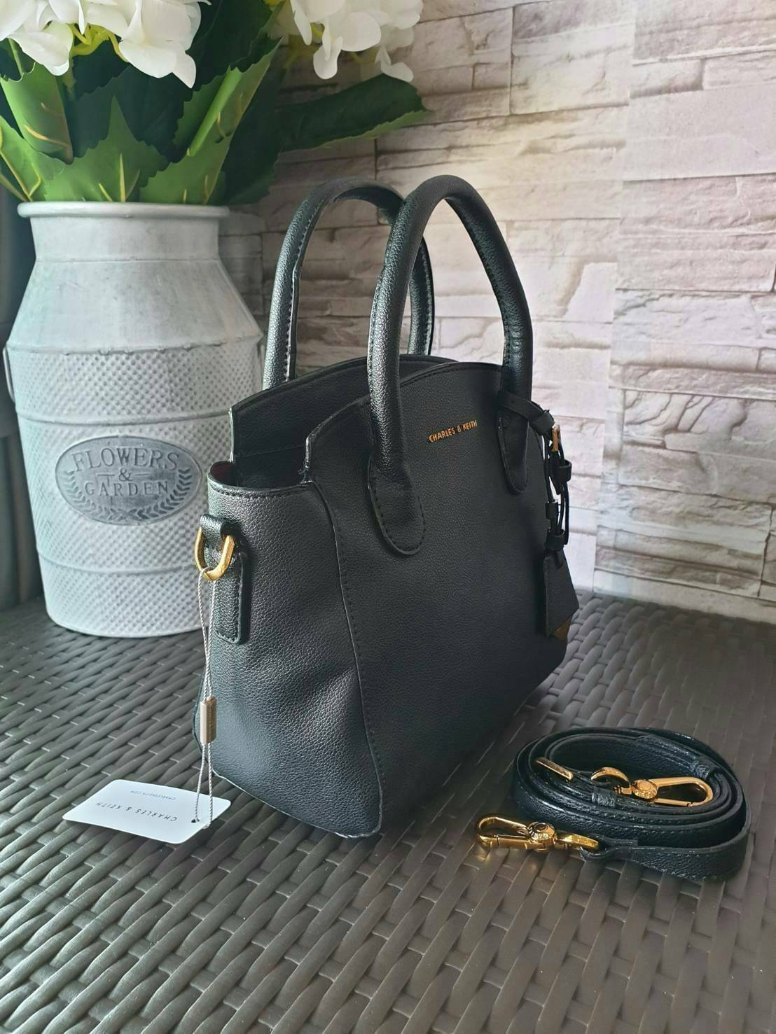 CHARLES & KEITH รุ่น CLASSIC DOUBLE TOP HANDLE BAG CK2-30270225-5 ราคาปกติช้อป (฿2,990.00) กระเป๋าถือ- สะพาย หนังสวยอยู่ทรง สไตล์คลาสสิค เรียบหรู ดูดี ทรงนี้ฮิตตลอดกาล เป็นรุ่นที่ขายดีสุดๆ ไม่มีตกเทรน ด้านหน้าติดโลโก้แบรนด์ อะไหล่ปั้มแบรนด์ มีหมุดรองฐานทั