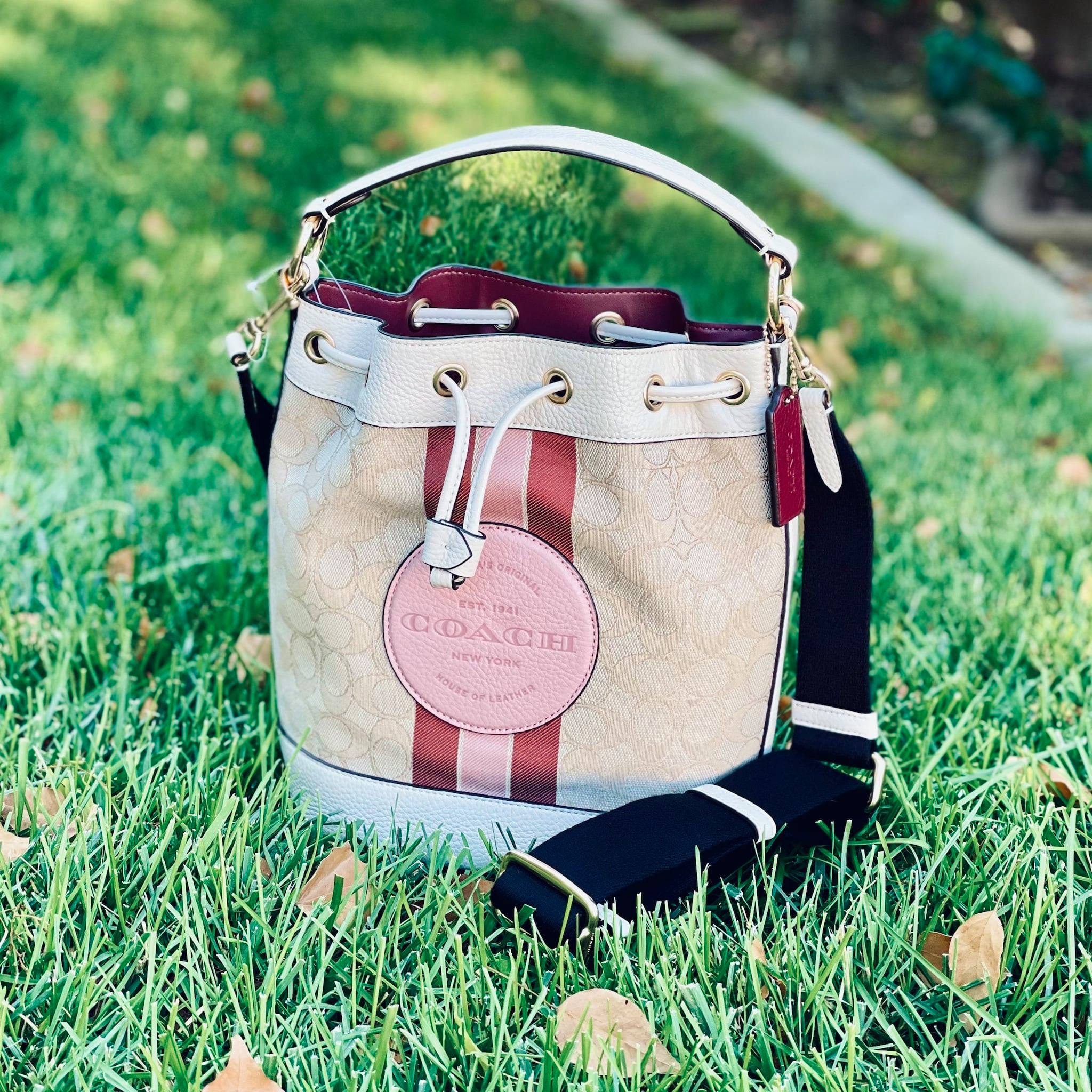 สวยหรู ดูดีมากๆ บอกเลย ไม่มีคือพลาดจร้าา! COACH DEMPSEY DRAWSTRING BUCKET BAG ((C4100//C4102)) พร้อมส่งที่ไทยอีกครั้ง! กระเป๋าทรงขนมจีบ หนังแท้นิ่มสวยมากๆค่ะ จุดเด่นด้านหน้าปั้มโลโก้แบรนด์ ปากกระเป๋าแบบหูรูดใช้งานง่าย ภายในสามารถใส่ของจำเป็นในชีวิตประจำวั