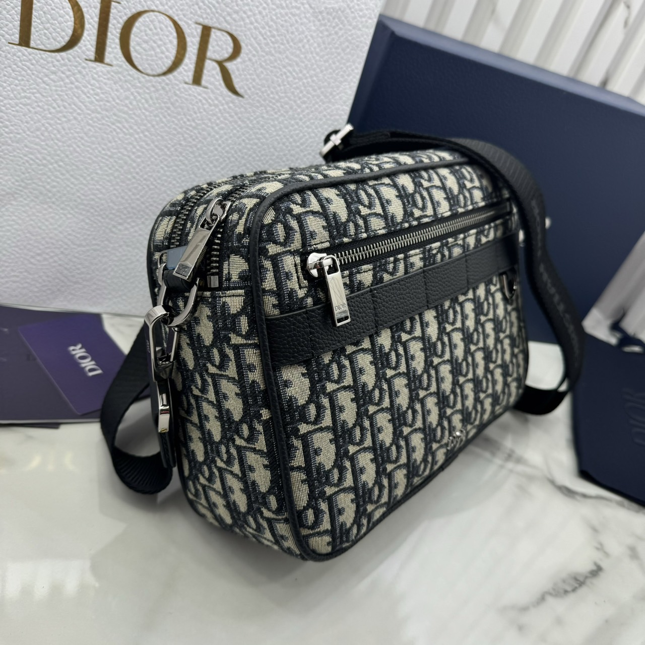DIOR Maxi Safari Bag with Strap / The hallmark Safari bag / Black Blue Oblique Jacquard / DIOR Messenger Bag กระเป๋าสะพายทรงแมสเซ็นเจอร์เอกลักษณ์ของแบรนด์แห่งตำนานความหรู