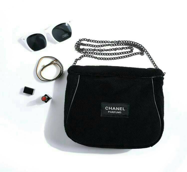 Best Seller! กระเป๋าสะพาย CHANEL PERFUME CROSSBODY BAG ของสมนาคุณจาก เคาเตอร์แบรนด์ดัง CHANEL เปิด/ปิด ด้วยซิบ มาพร้อมสายโซ่ที่ถอดได้ ด้านในซับกันน้ำ ที่จับรูดซิปเก๋ ปั้มแบรนด์ CHANEL ขนกระเป๋านุ่มเวอร์ จุของได้เยอะ ใช้เป็นกระเป๋าใส่เครื่องสำอางค์ ใช้ถือ