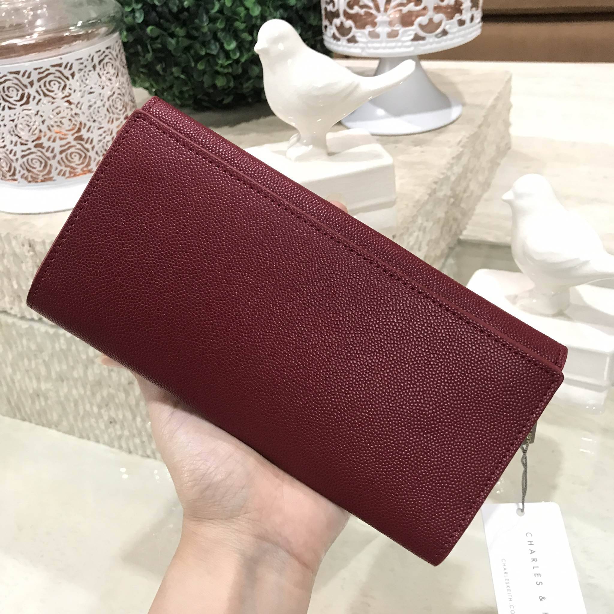 Don't Miss! CHARLES & KEITH LONG WALLET กระเป๋าสตางค์ใบยาวฝาพับรุ่นใหม่ลาสุด หนังอยู่ทรงเเข็งแรงทนทานด้านหน้าประดับโลโก้แบรนด์แบบเหลี่ยม สามารถใช้งานได้2ด้าน ด้านหน้าเปิดปิดด้วยตัวล๊อค ด้านหลังเปิดปิดด้วยกระดุมมีช่องใส่ธนบัตรและช่องใสบัตรหลายช่อง ภาย
