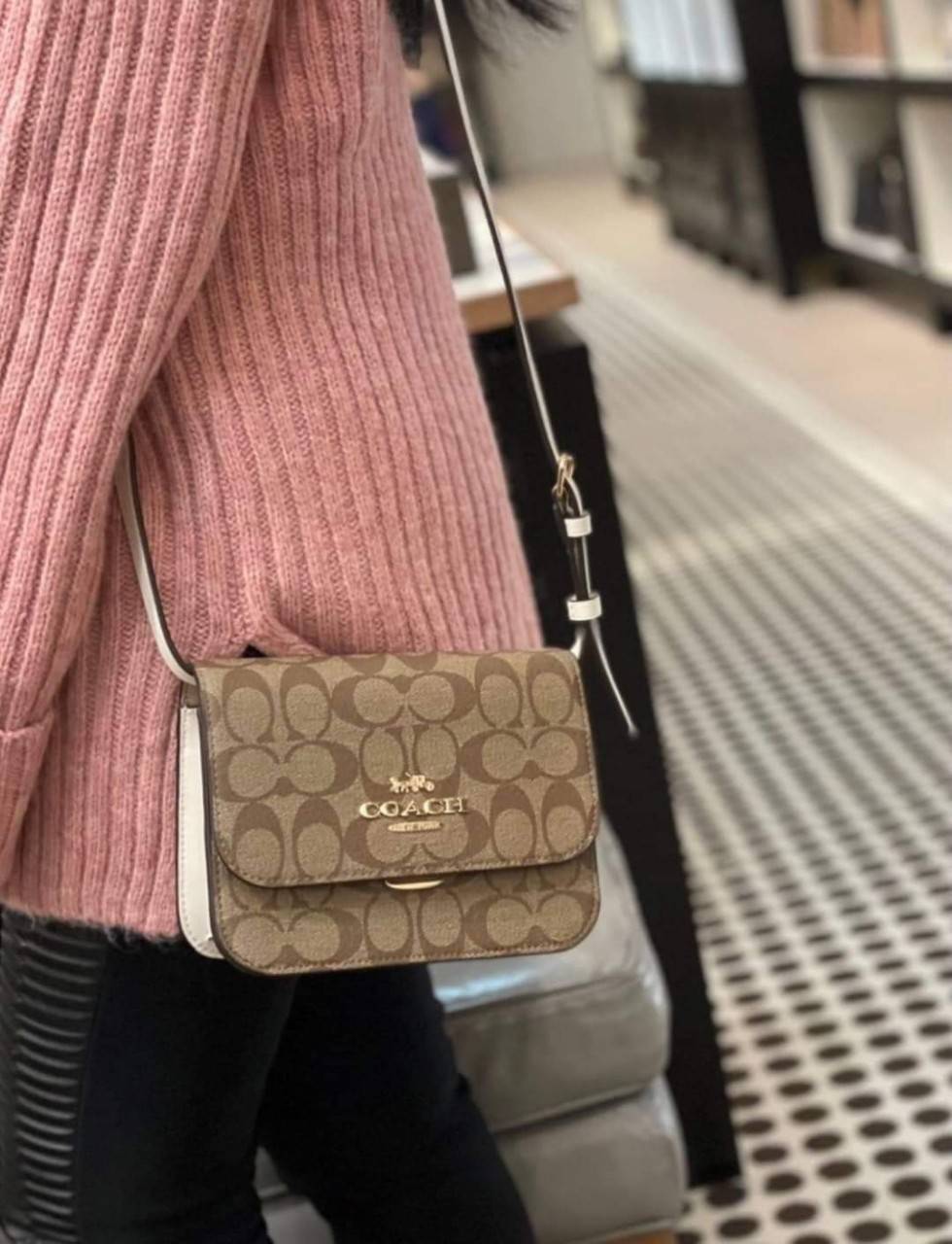 COACH MINI BRYNN CROSSBODY IN SIGNATURE CANVAS (COACH C5592)🍁สวยหรูหรา น่ารัก ด้วยลุคคุณหนู เกินเบอร์มาก!!//กระเป๋าถือ กระเป๋าสะพาย ลุคเก๋ ไซร์มินิ จะถือเป็นครัชแบบเลิศๆ หรือสะพายเป็นครอสบอดี้สุดชิลๆก็รอด// วัสดุหนังแคนวาสคุณภาพ ตกแต่งดีเทลหรูด้วย
