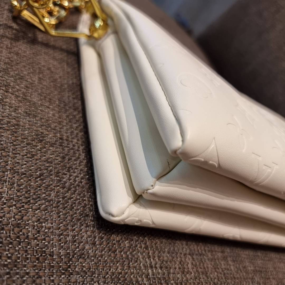 LV HANDLE POUCH MONOGRAM / LV Coussin กระเป๋าสะพายกึ่งคลัชท์ สุดล้ำ มาแรงมาก ด้วยความสวยปังตั้งแต่แรกเห็น วัสดุหนังแกะปั๊มลายสวยคม มาพร้อมสาย 2 เส้น เลิศๆ มีสายโซ่ที่มีดีเทลละเอียดไม่ซ้ำ และสายสปอร์ตครอสบอดี้ ที่จะคล้องไว้ทั้งสองเส้นก็ดีงาม หรือสลับใช้ตาม