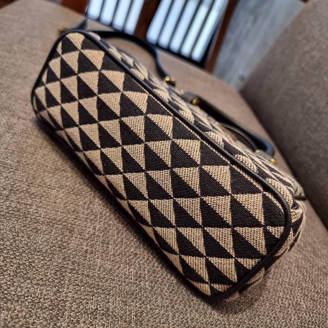 PRADA GALLERIA JACQUARD FABRIC BAG กระเป๋าถือ/สะพายดีไซน์ใหม่ ผ้า jacquard ถักทอเป็นลวดลายสวยคม โดดเด่นไม่ซ้ำใคร ด้านข้างมีกระดุม ติดเก็บทรงได้ ตัวกระเป๋าถูกแบ่งเป็นสัดส่วน เป็นช่องซิป 2 ด้าน และช่องกลางเก็บของอีกหนึ่ง มาพร้อมหูจับในตัว และสายครอสให้ เป็น