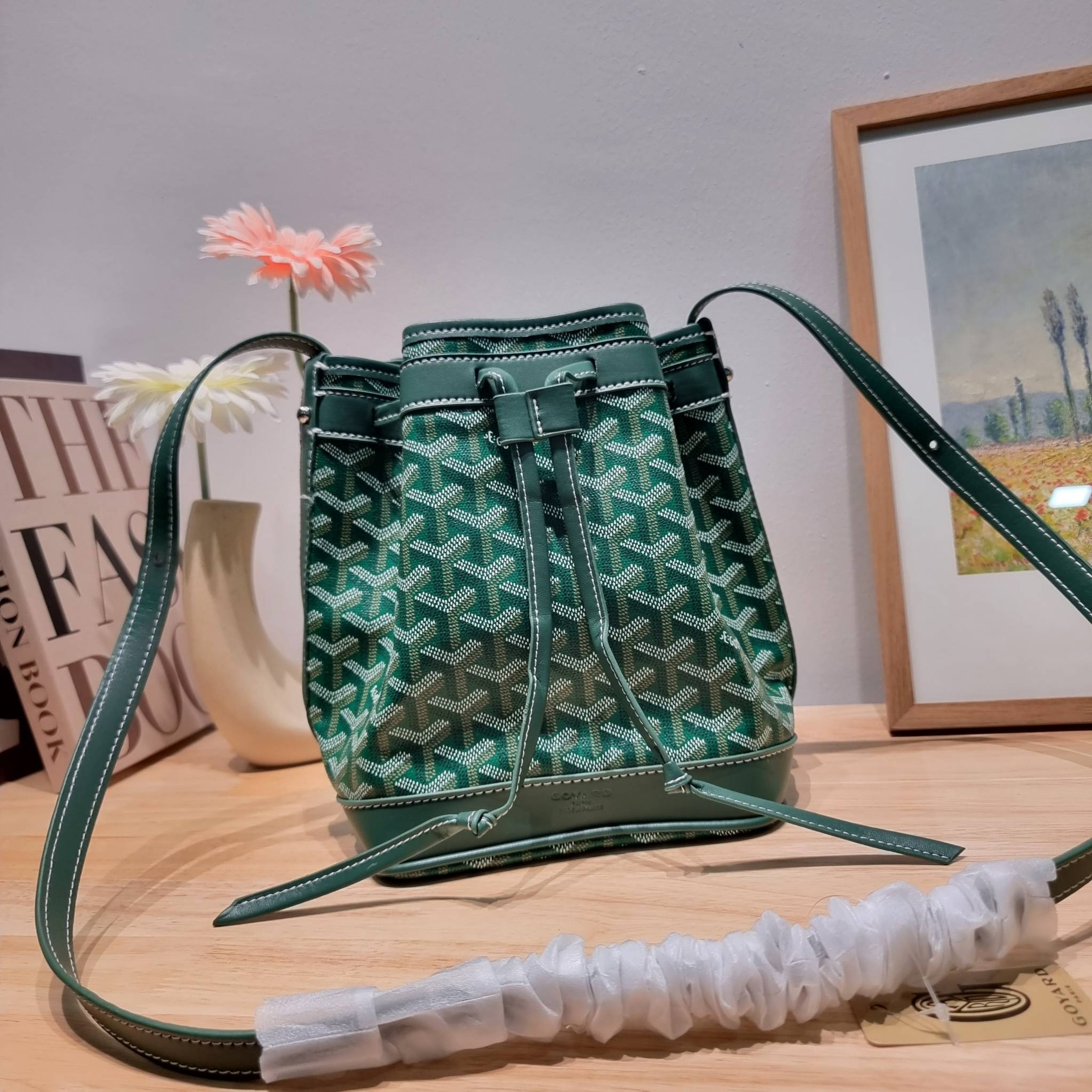 GOYARD PETITE FLOT BUCKET BAG กระเป๋าสะพายทรงบัคเก็ต ที่ดีไซน์สะดวกต่อชีวิตมาก รูปทรงคลาสสิค ดีไซน์เป็นเอกลักษณ์ สดใสทุกสี ดูผู้ดีในตัว วัสดุหนังแคนวาสพิมพ์ลายสวยคม ปากกระเป๋ารูดเปิด-ปิดได้ตามชอบ ภายในเป็นช่องโล่ง ใส่กระเป๋าสตางค์ มือถือ ได้ครบถ้วน มาพร้อ