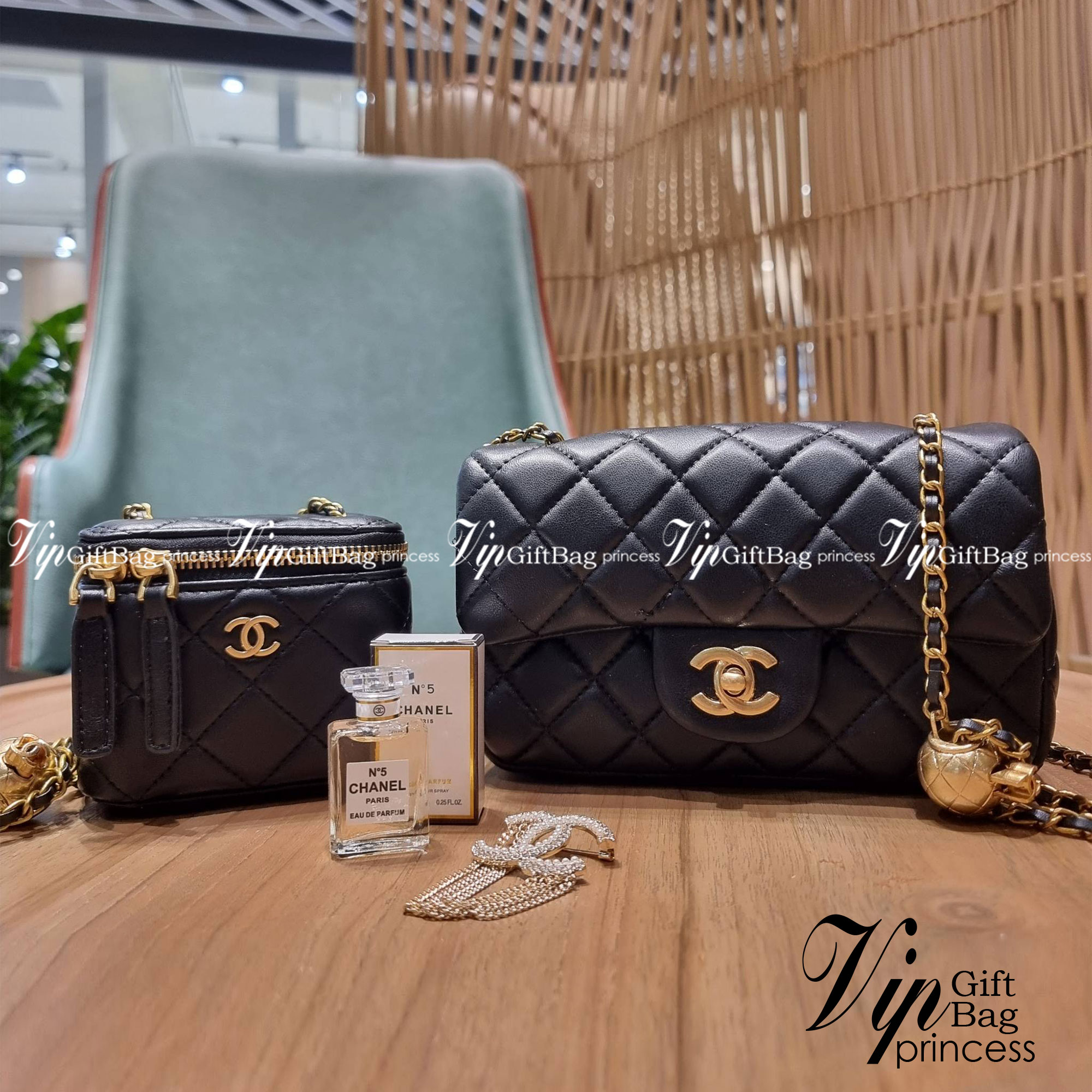 VIP 🥂 เซ็ทคือที่สุดของความคุ้ม CHANEL GIFT BOX SET สุดหรูชวนให้สะสม สุดยอดไอเท็มหายากพร้อมเสิร์ฟครบชุด สุดคุ้ม มาพร้อมกระเป๋าสะพายถึง 2 ใบ สุดหรูลิมิเต็ด จับคู่รุ่นยอดฮิต และที่พิเศษยังมีน้ำหอมตัวท็อปมาให้อีก chanel no.5 ที่แสนจะเย้ายวน ในขนาด 7.5