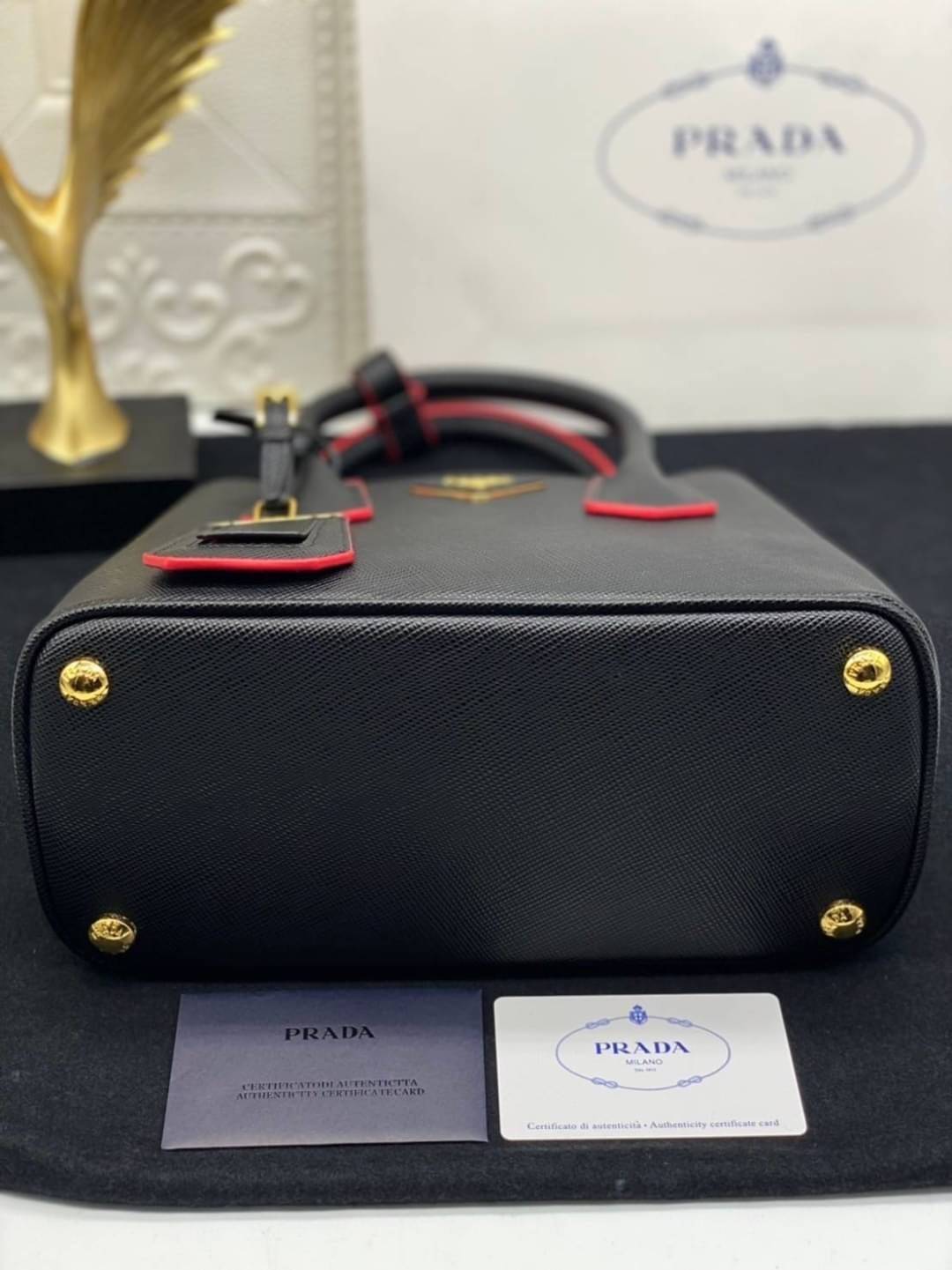 25cm Prada Small Saffiano Leather Double Bag / Prada Double Bag กระเป๋าสะพายพราด้า อีกหนึ่งรุ่นฮิต ให้พื้นที่จุของกว้างขวาง เป็น Tote Bag ใช้งานง่าย ได้ทุกที่ ทุกโอกาส ด้วยขนาดของกระเป๋าที่สามารถจุของได้หลากหลาย เป็นอีกรุ่นที่เหมาะสมสำหรับการเป็น Everyday