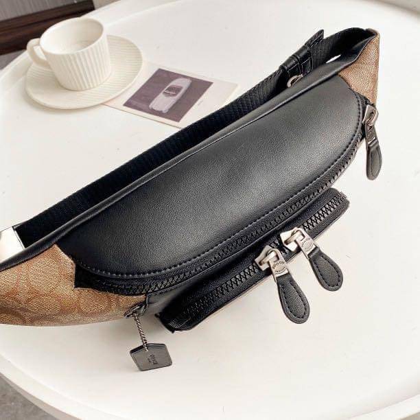 COACH TRACK BELT BAG IN SIGNATURE พร้อมส่งที่ไทยค่ะ! กระเป๋าคาดอก ใบใหญ่กำลังดี หนังแท้นิ่ม ทรงสวย ด้านหน้ามีช่องซิปคู่ใส่ของจุกจิกค่ะ ช่องซิปหลักกว้าง ใส่ของจำเป็นได้ครบค่ะ พร้อมช่องซิปยาวตอนหลังให้อีกช่อง// สายคาดเลื่อนปรับได้ฟรีไซด์นะคะ