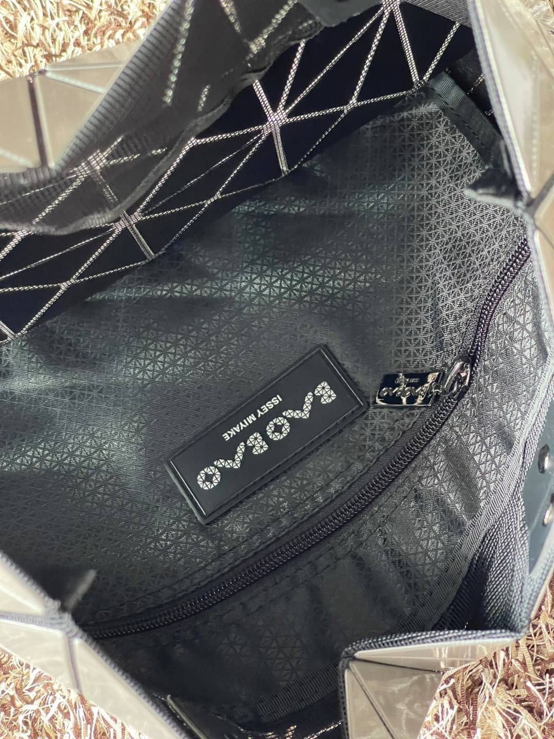 Baobao Issey Miyake 6x6 กระเป๋า Tote รุ่นนี้ถือว่าเป็นกระเป๋า Tote ไซส์กลางที่เหมาะกับการพกพาสิ่งของที่จำเป็นในทุก ๆ วัน มาพร้อมสายที่สามารถปรับได้ทั้งสองสาย และมีช่องใส่ของช่องเล็กด้านใน 1 ช่อง จุของได้เยอะแถมยังทนทาน ใช้เป็น Everyday Bag ได้เลยคะ พกพาสะ