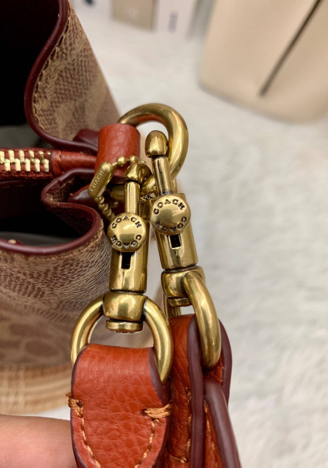 COACH WILLOW SHOULDER BAG ((C2745//C2590//C2621)) พร้อมส่งที่ไทย รุ่นแนะนำค่ะ🔥🔥 🔺กระเป๋าหิ้ว//คล้องไหล่//สะพายข้าง สุดคุ้ม! หนังแท้ชั้นดี ได้ไปหลงรักแน่นอนค่ะ หนังสวยมากๆ😘 🔺ตัวกระเป๋าแบ่งเป็นสองช่องหลัก ด้านนึงเป็นแ