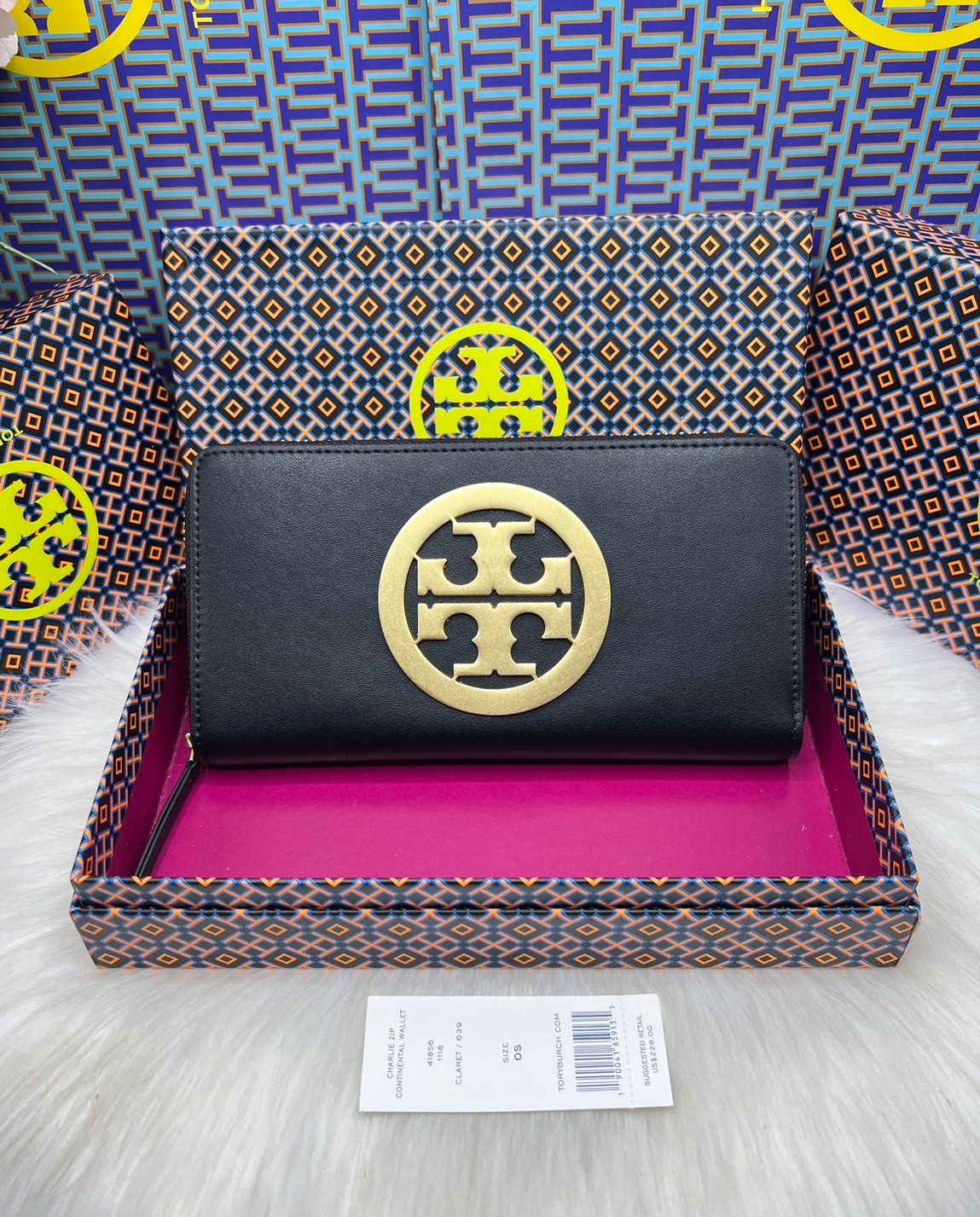 Tory Burch Charlie Zip Continental Wallet / Tory Wallet พร้อมส่ง กระเป๋าสตางค์ใบยาวสุดคลาสสิก ยังความเรียบหรูดูแพงด้วยโลโก้ด้านหน้า เป็นกระเป๋าสตางค์ทรงยาว ที่สามารถใส่บัตรได้หลายใบ