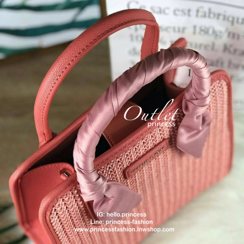 CHARLES & KEITH SATIN SCARF WRAPPED WOVEN BAG กระเป๋าถือ/สะพายอยู่ทรง มีผ้าพันหูกระเป๋าให้ 1 เส้น มีหมุดรองฐานทั้ง 4 มุม ที่ด้านหน้าทำ texture สวยงาม เปิดปิดด้วยกระดุมแม่เหล็ก ด้สนในมีช่องซิปเล็ก 1 ช่อง รุ่นนี้จุของได้เยอะ ใส่ iPad mini ได้สบายๆค่า สายสะพ