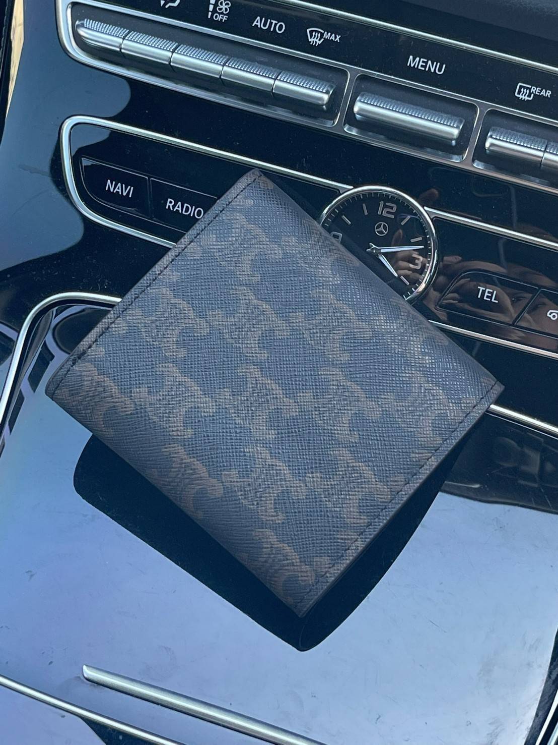 CELINE SMALL TRIOMPHE WALLET IN TRIOMPHE CANVAS กระเป๋าสตางค์ผู้หญิงทรงสั้นดีไซน์สวยงามหรูหรา ออกแบบให้เป็นทรงพับ เปิด-ปิดด้วยกระดุมที่สามารถปรับขยายขนาดกระเป๋าได้เมื่อใส่ของเยอะ ภายในแบ่งเป็น 3 พับ มีฟังก์ชั่นการใช้งานที่ครบครัน คือ ช่องใส่ธนบัตร ช่องใส่