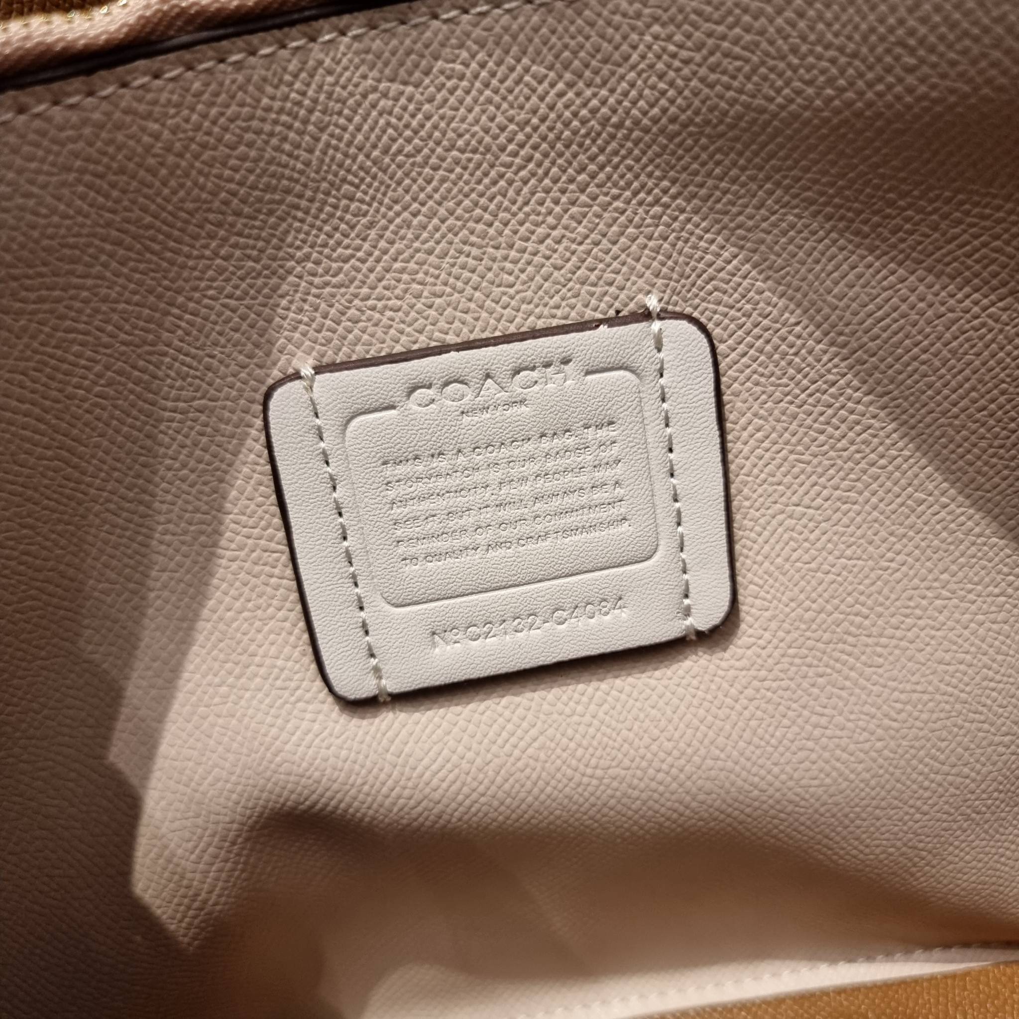 COACH C4084 MOLLIE TOTE 25 WITH HEART FLORAL ดีไซน์ใหม่ล่าสุด กระเป๋าโท้ทไซส์เล็กที่สาวๆต่างก็ต้องปักใจรัก รอบนี้น้องถูกเติมแต่งลวดลายดอกไม้ เพิ่มดีเทลความน่าใช้ไปอีก วัสดุหนัง pepble เรียบหรูดูดีม้าก!! ภายในโล่งกว้าง มีช่องซิปกลางใส่ของได้ ขนาดกำลังดีแบบ